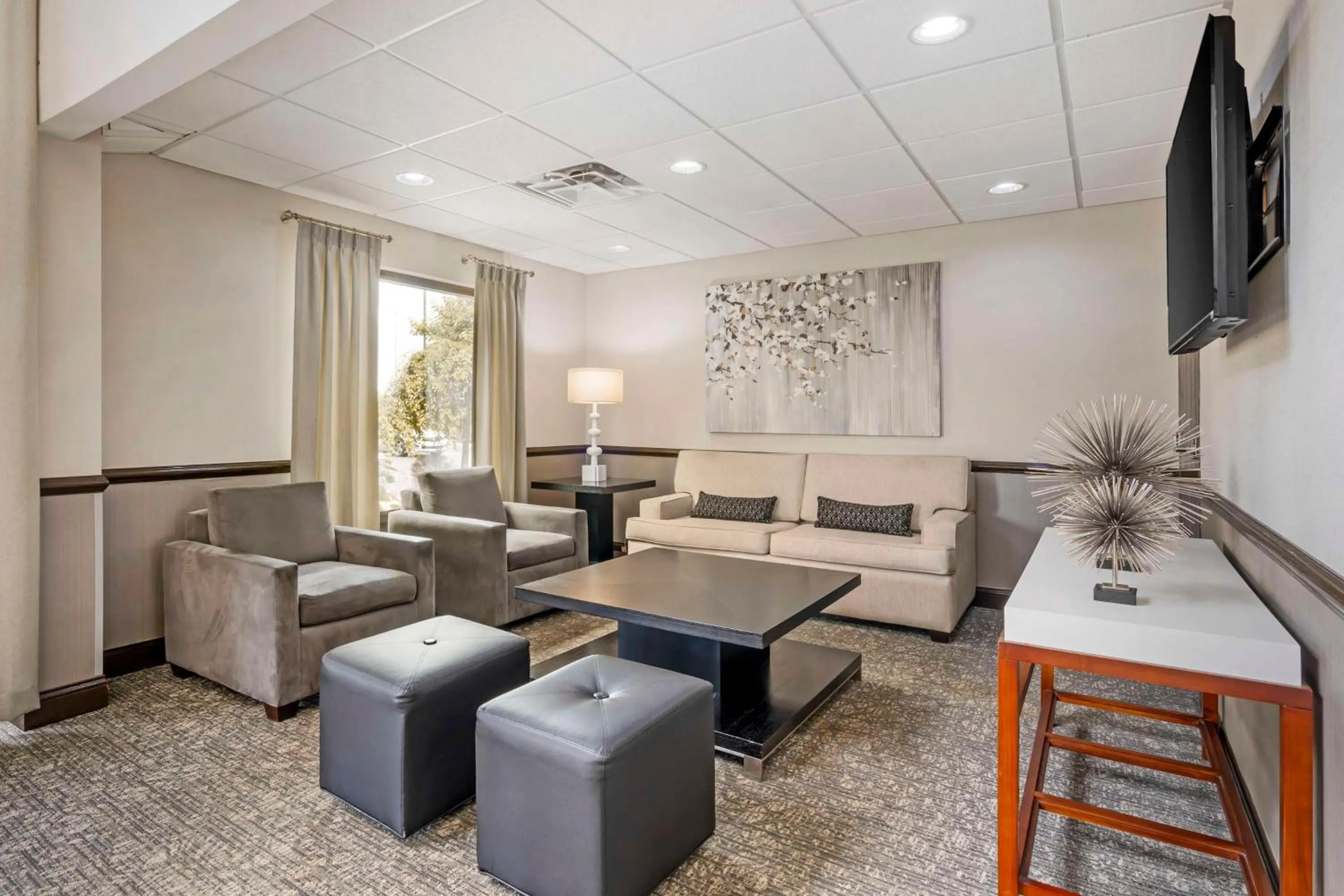 Lobby or reception in Best Western Suites Columbus
