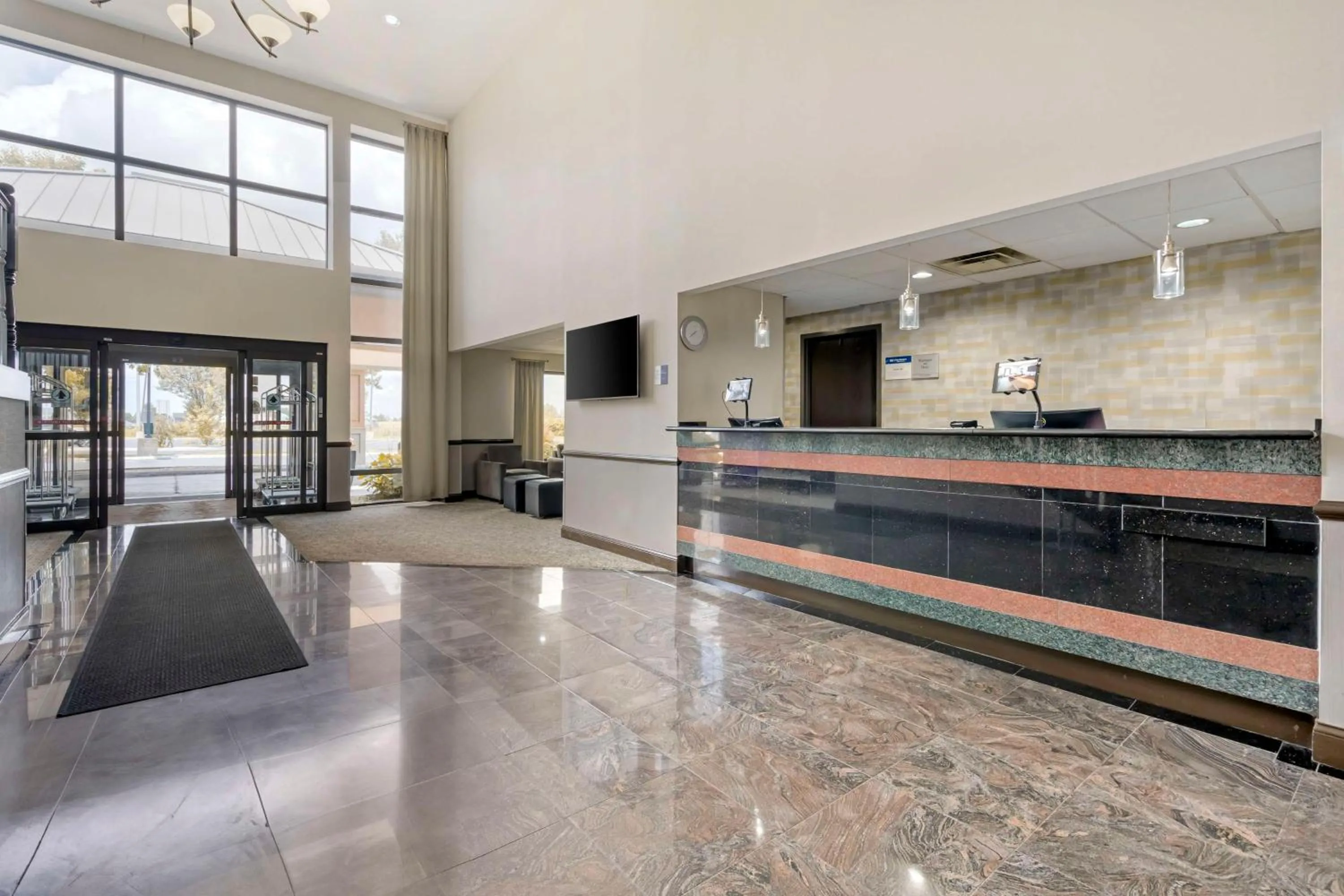 Lobby or reception in Best Western Suites Columbus