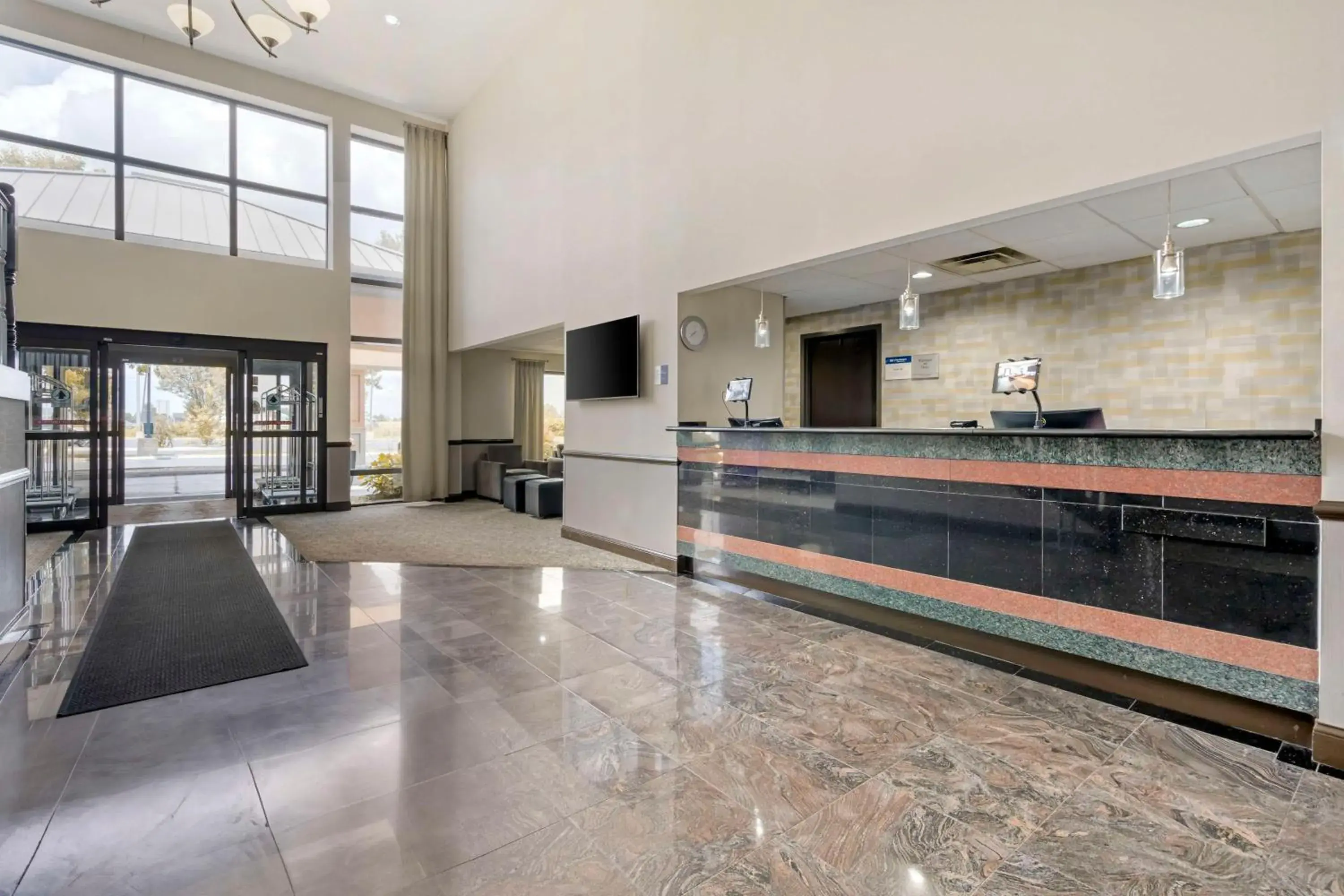 Lobby or reception in Best Western Suites Columbus Lobby or reception in Best Western Suites Columbus