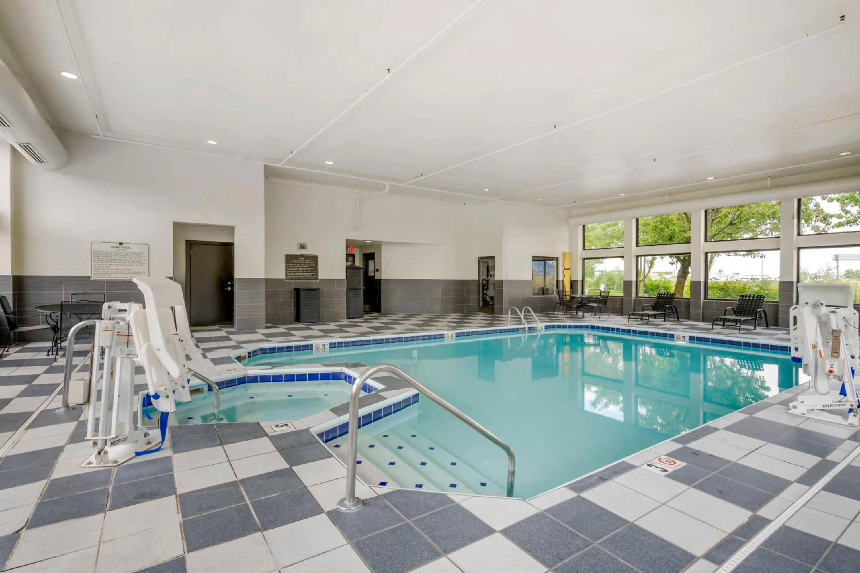 Pool view in Best Western Suites Columbus