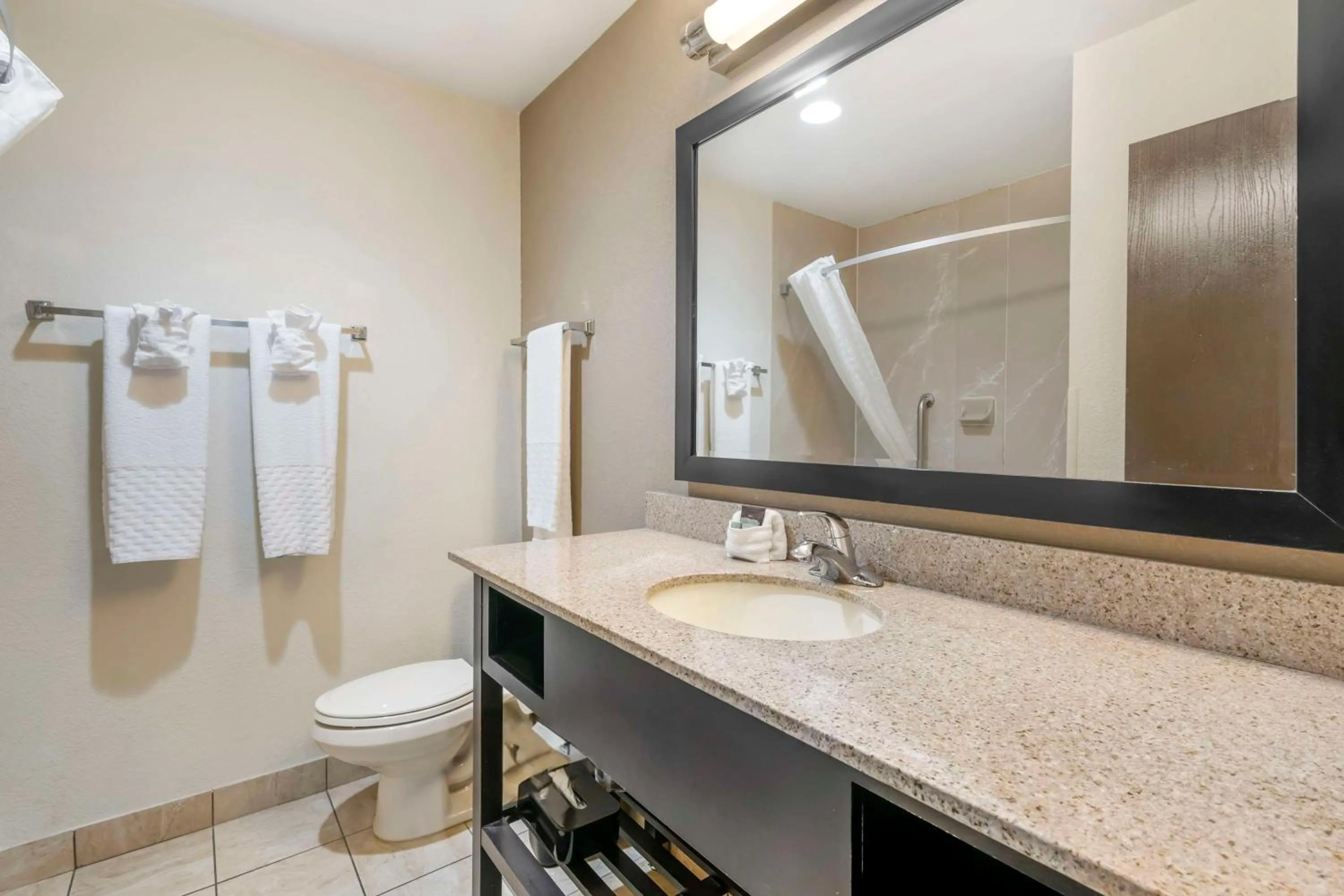 Bathroom in Best Western Suites Columbus