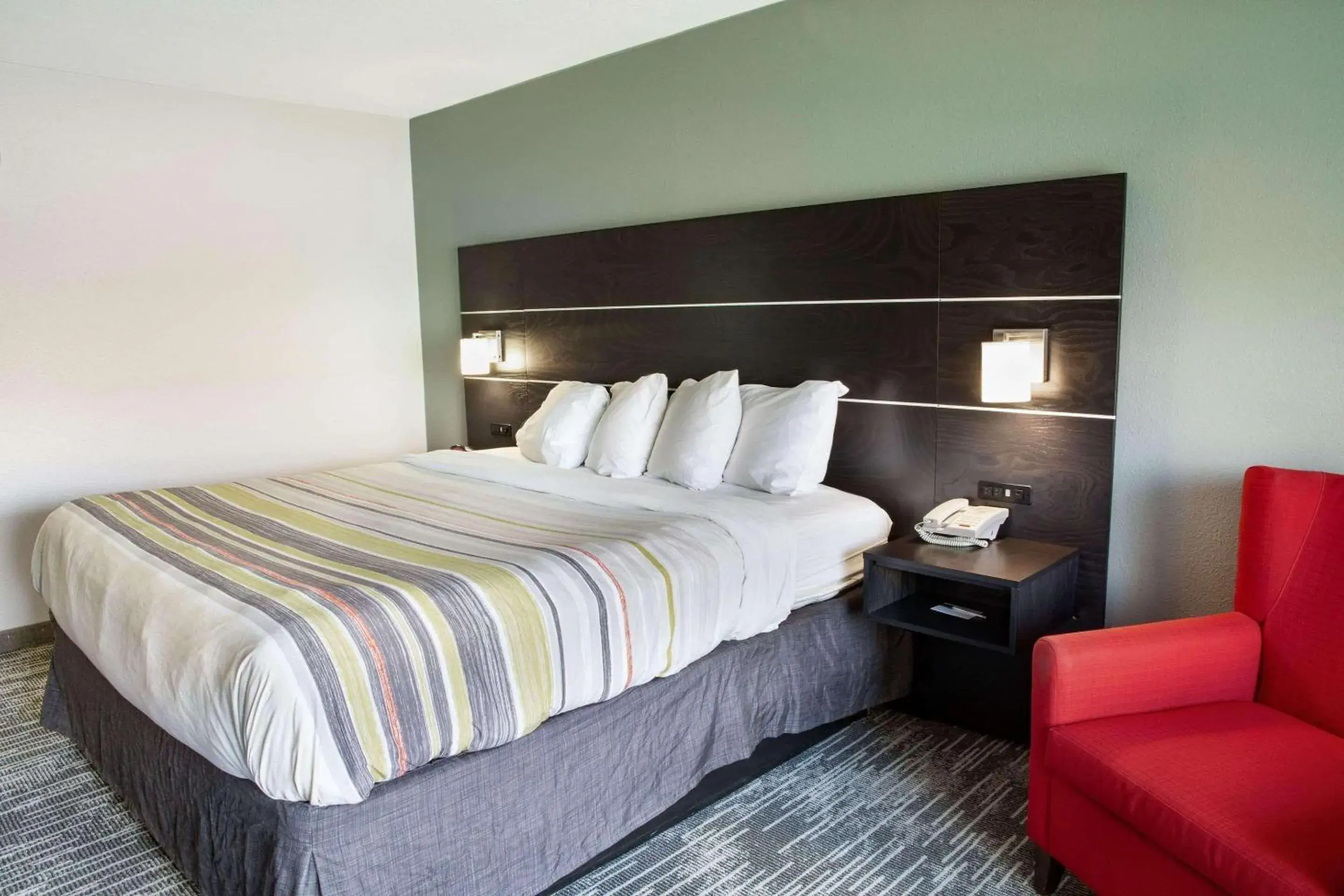 Bedroom, Bed in Country Inn & Suites by Radisson, Columbus West, OH Bedroom, Bed in Country Inn & Suites by Radisson, Columbus West, OH