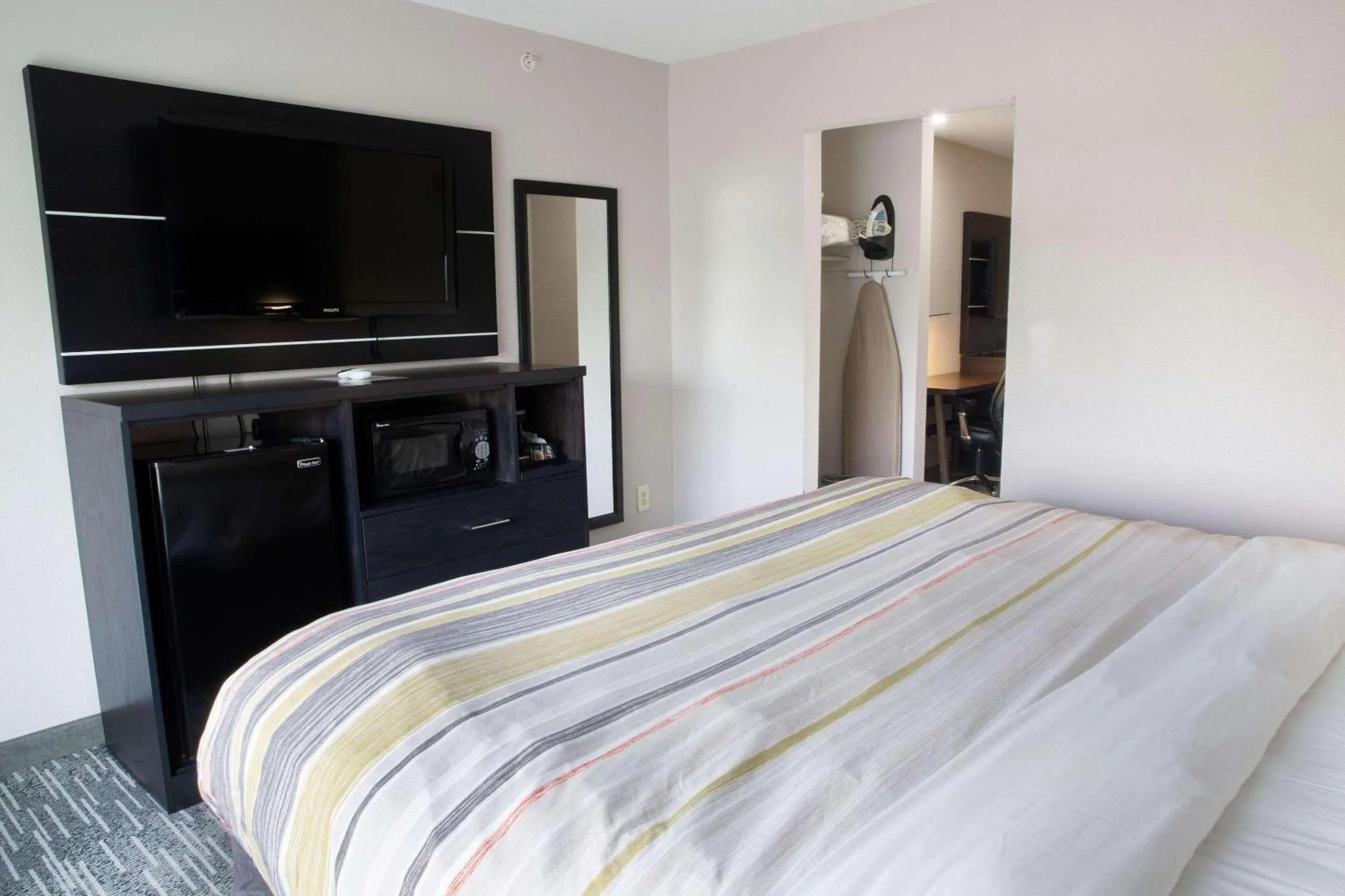 Bedroom, Bed in Country Inn & Suites by Radisson, Columbus West, OH