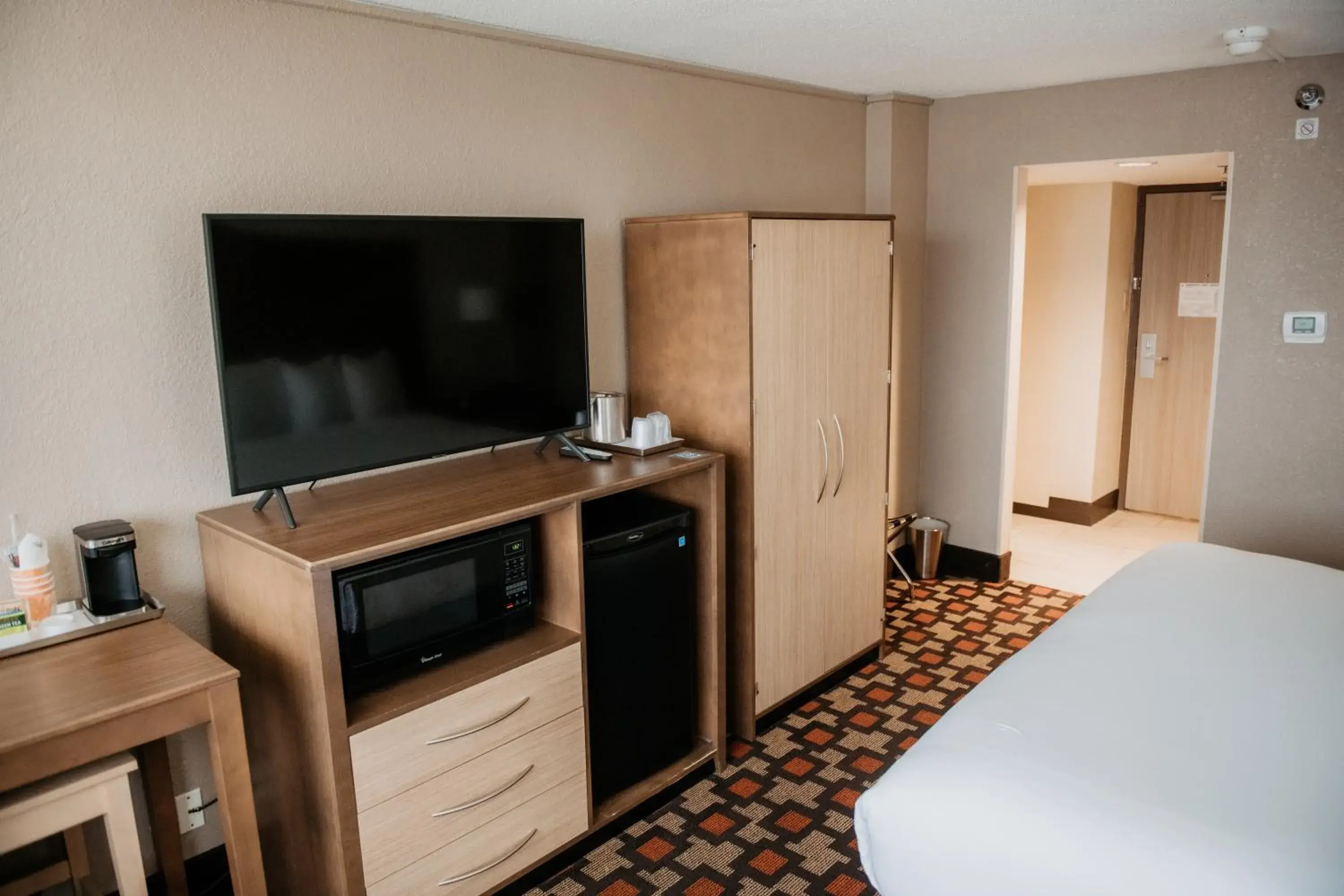 King Room with Roll-in Shower - Disability Access/Non-Smoking in Radisson Hotel St Paul Downtown King Room with Roll-in Shower - Disability Access/Non-Smoking in Radisson Hotel St Paul Downtown