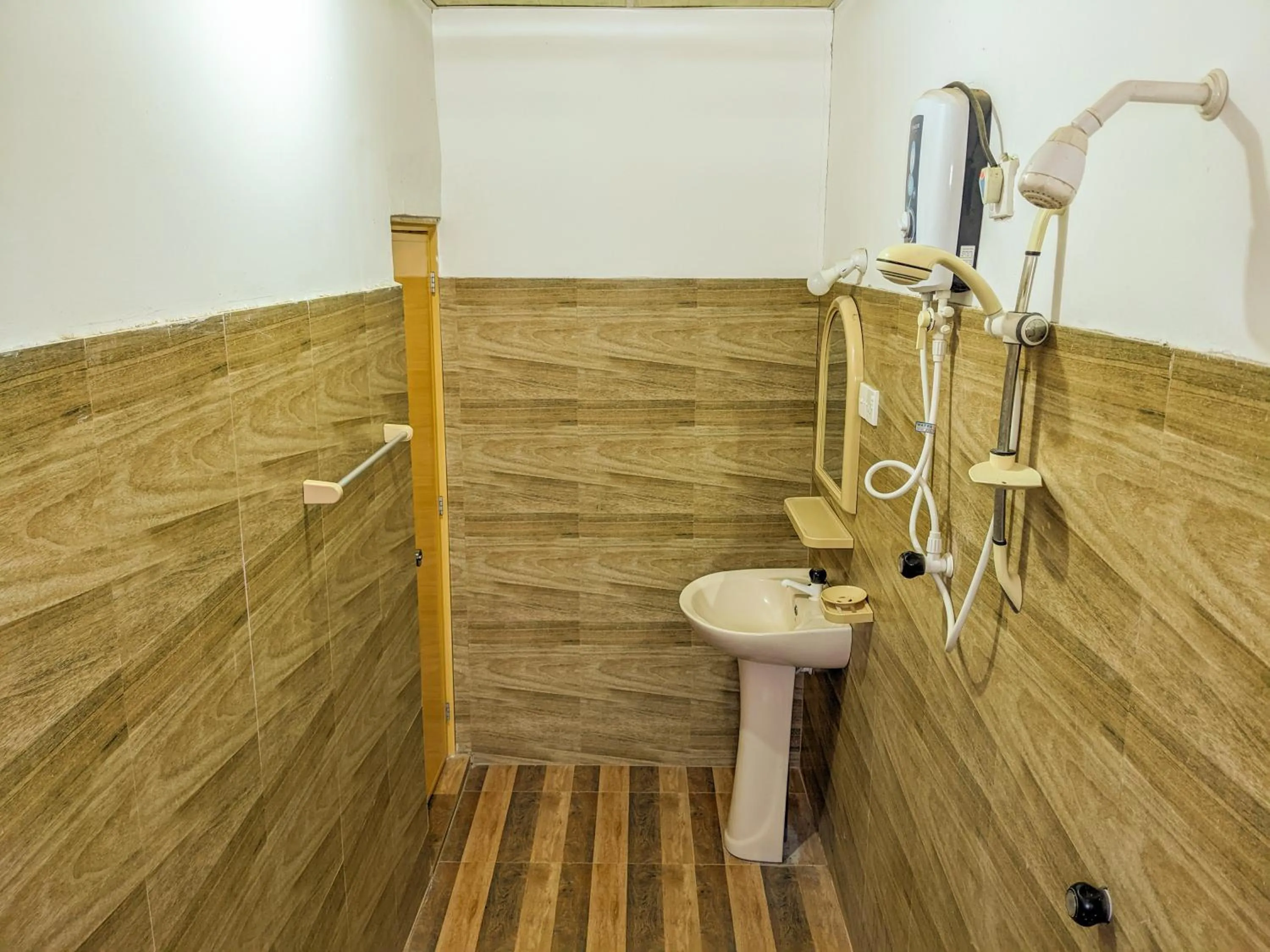 Bathroom in Sigiri Choona Lodge 'unique sunrise viewpoint'