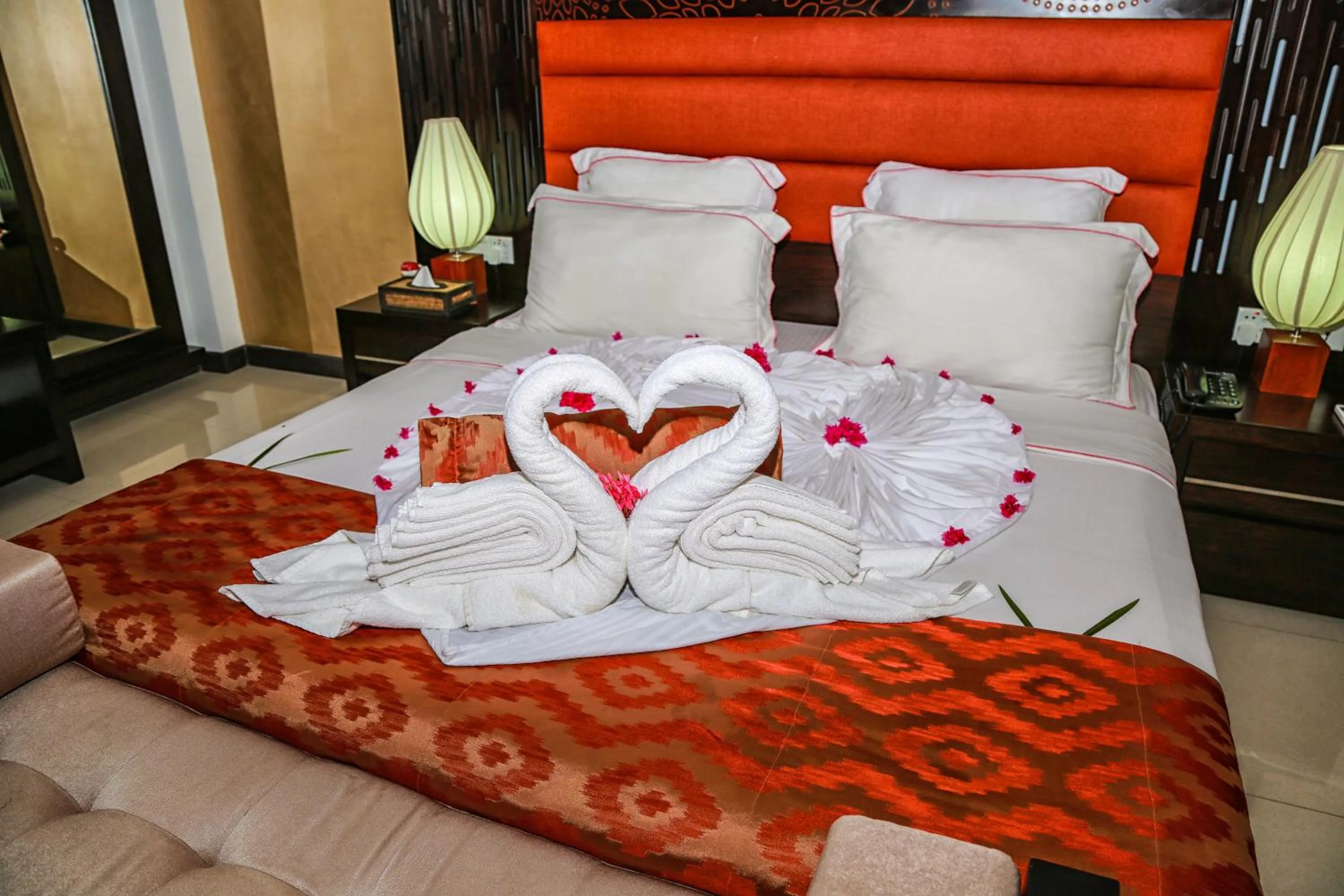 Bedroom, Bed in Oak Ray Elephant Lake