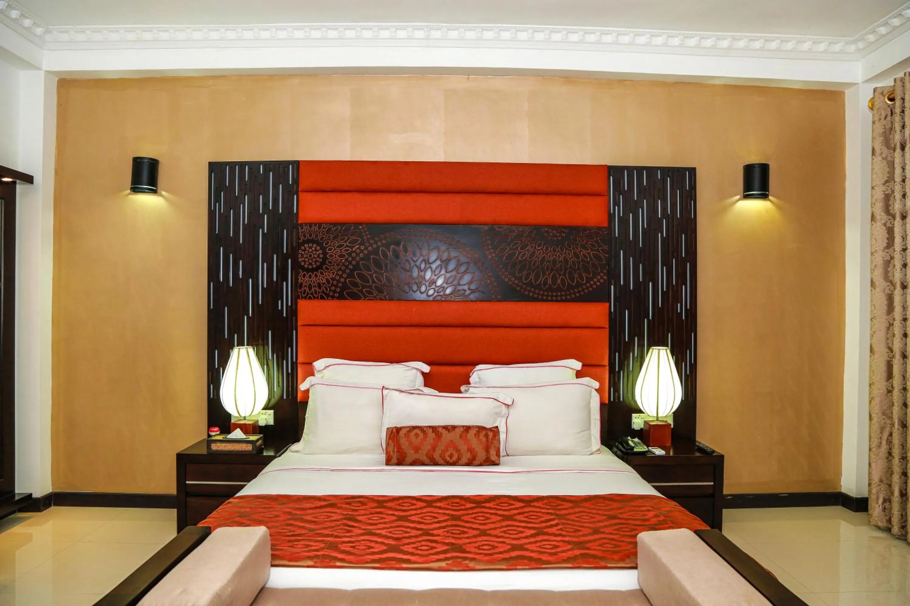 Bedroom, Bed in Oak Ray Elephant Lake