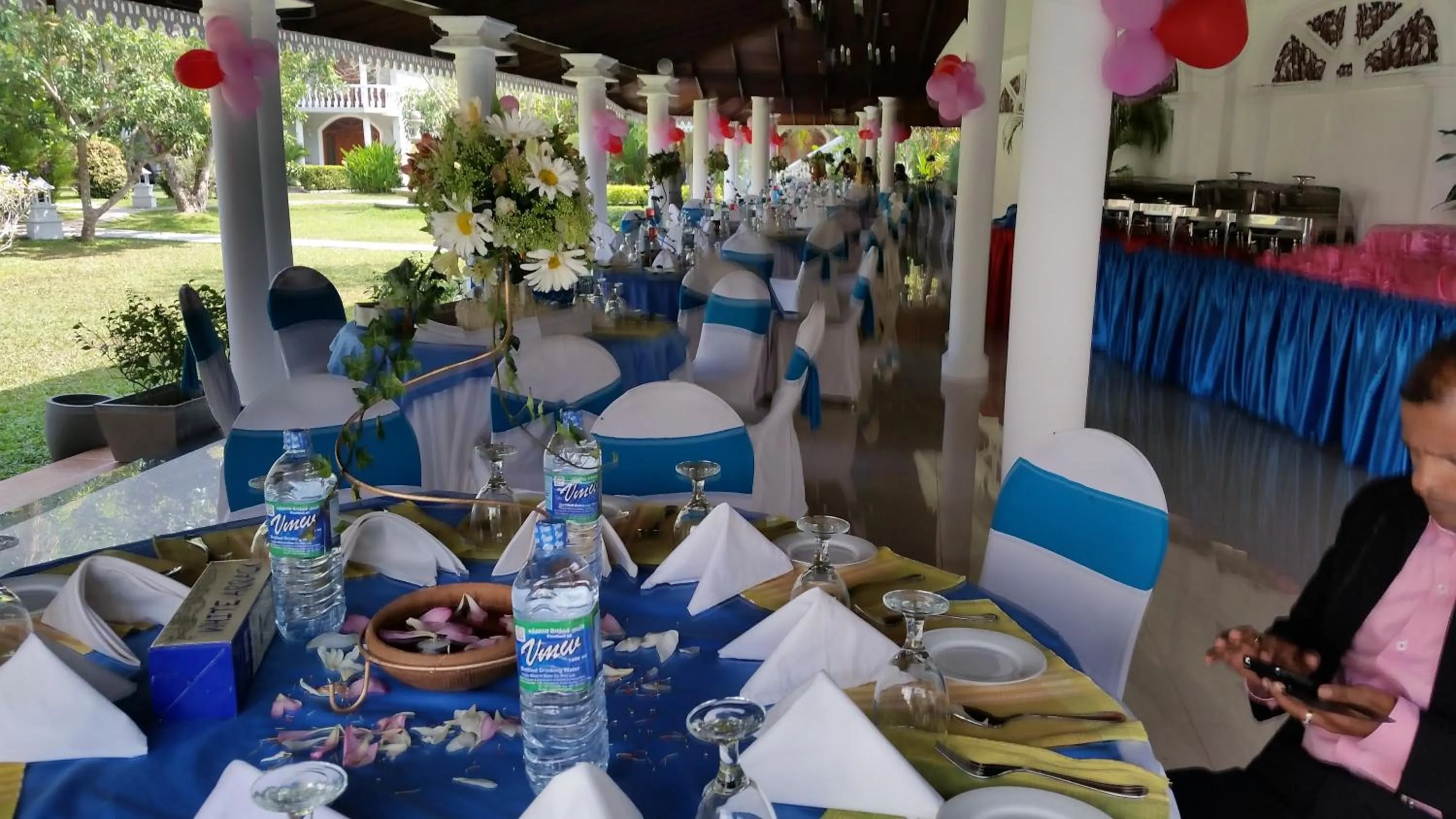 Restaurant/places to eat in Bougain Villa