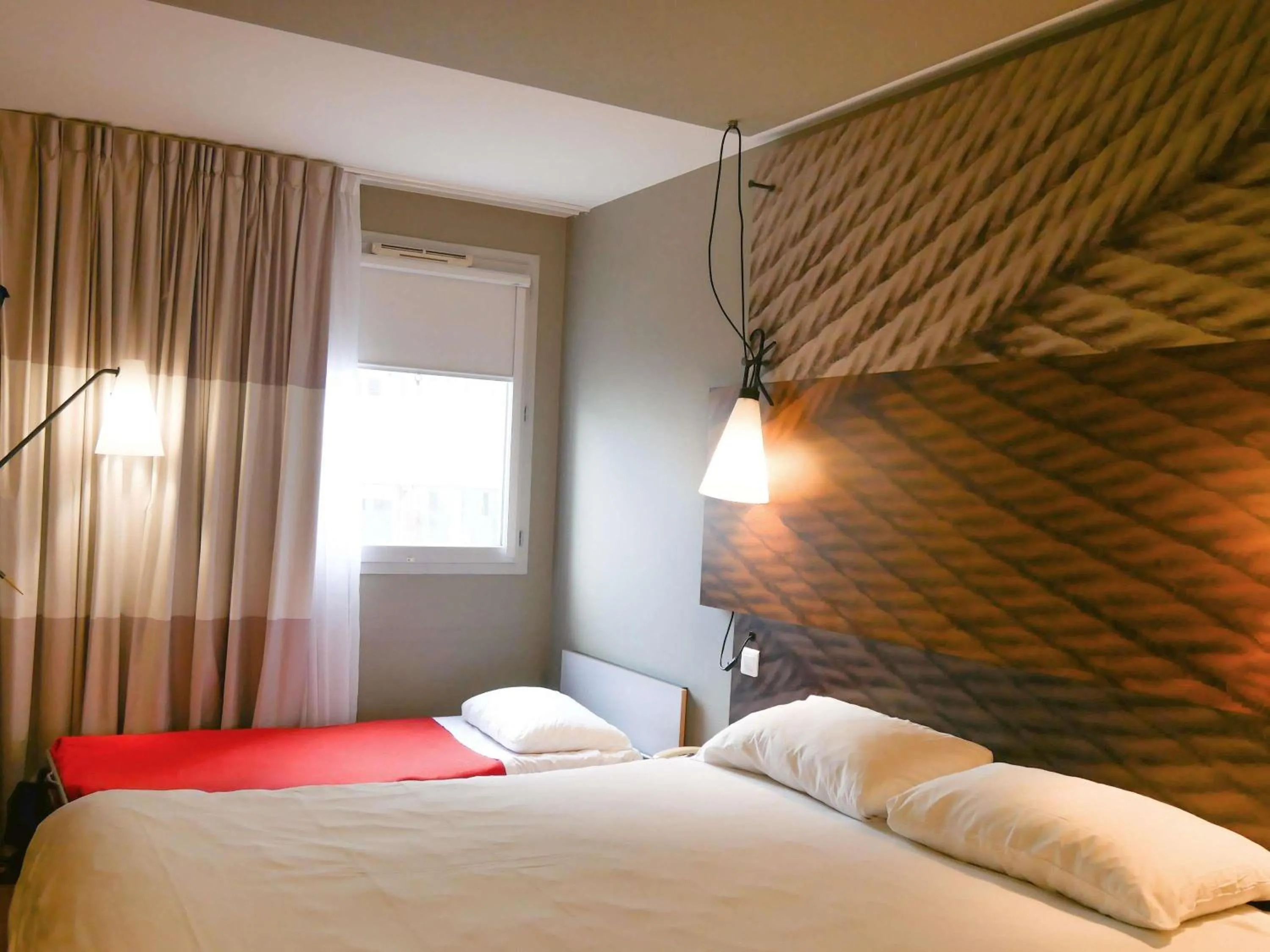 Bedroom, Bed in Hotel ibis Dijon Centre Clemenceau