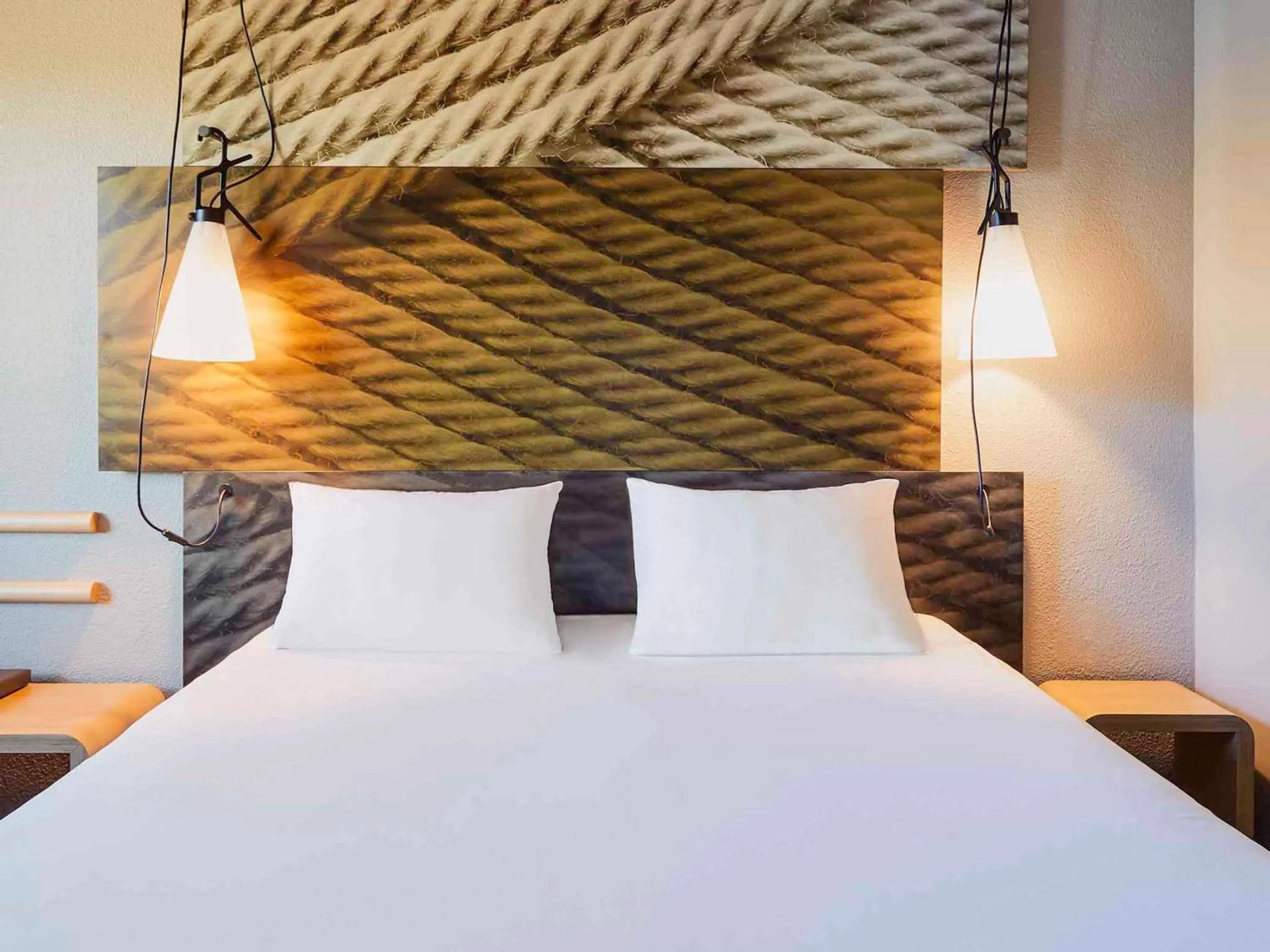 Bedroom, Bed in Hotel ibis Dijon Centre Clemenceau