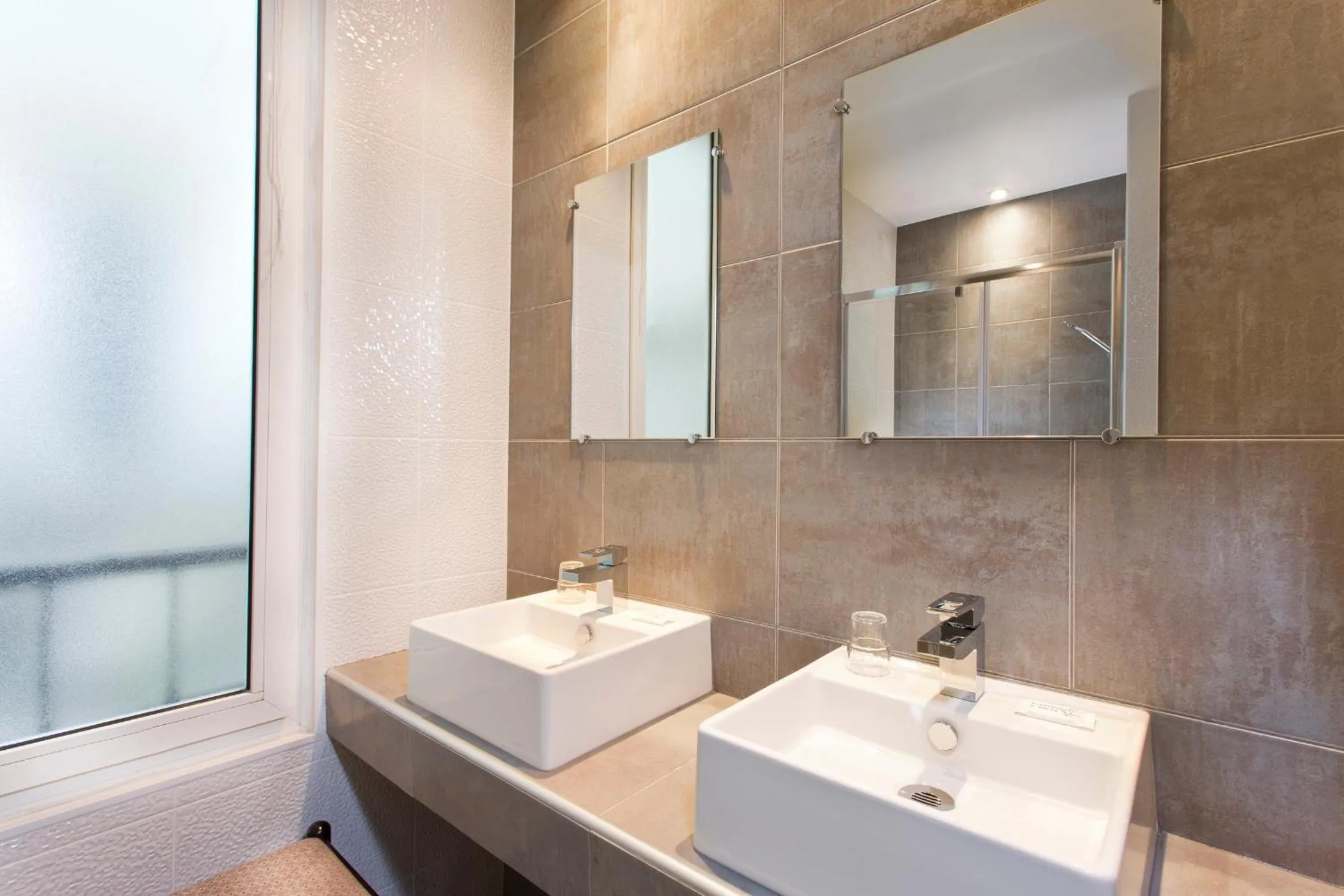 Toilet in Hôtel des Pavillons