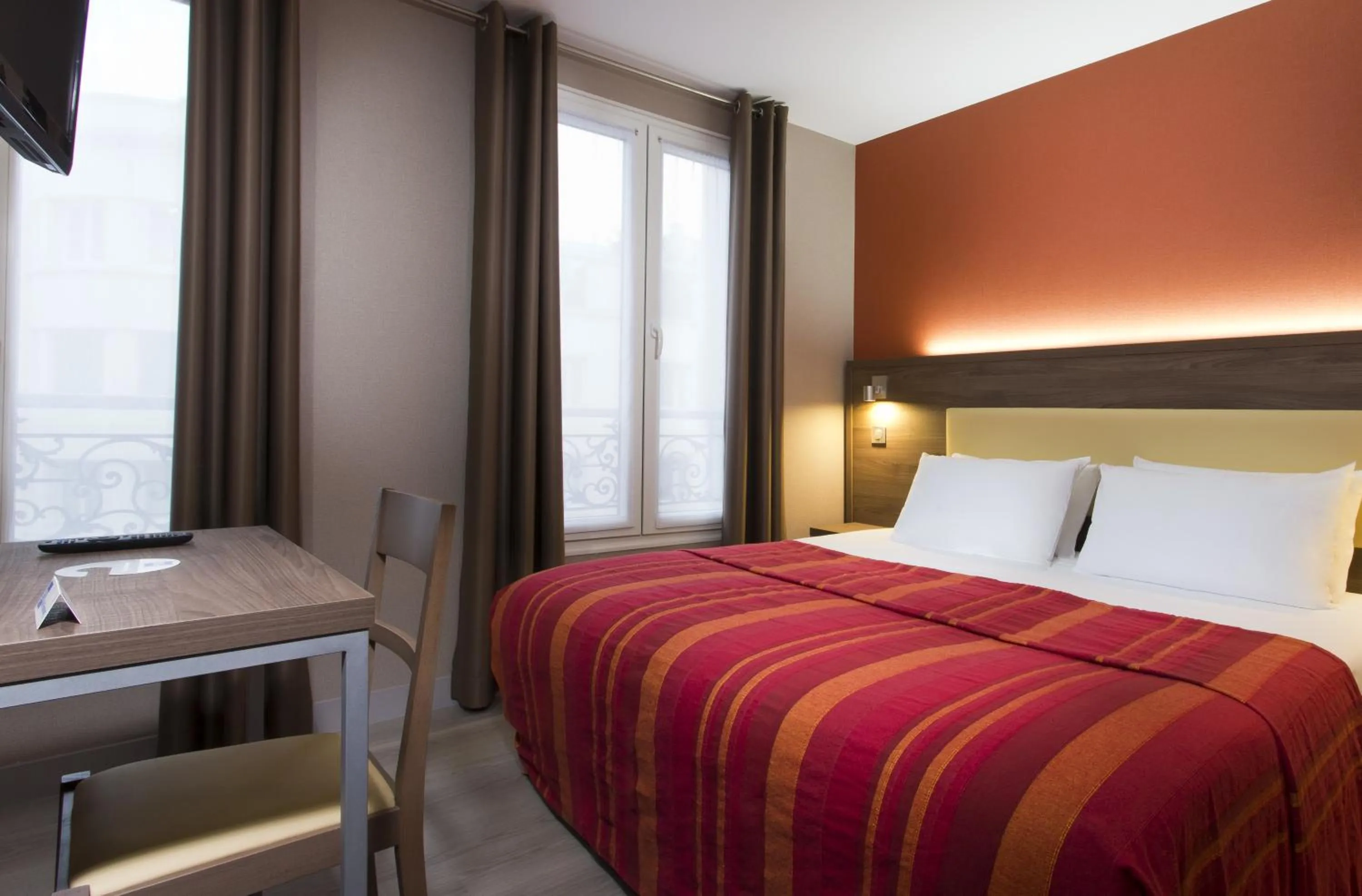 Bed in Hôtel des Pavillons