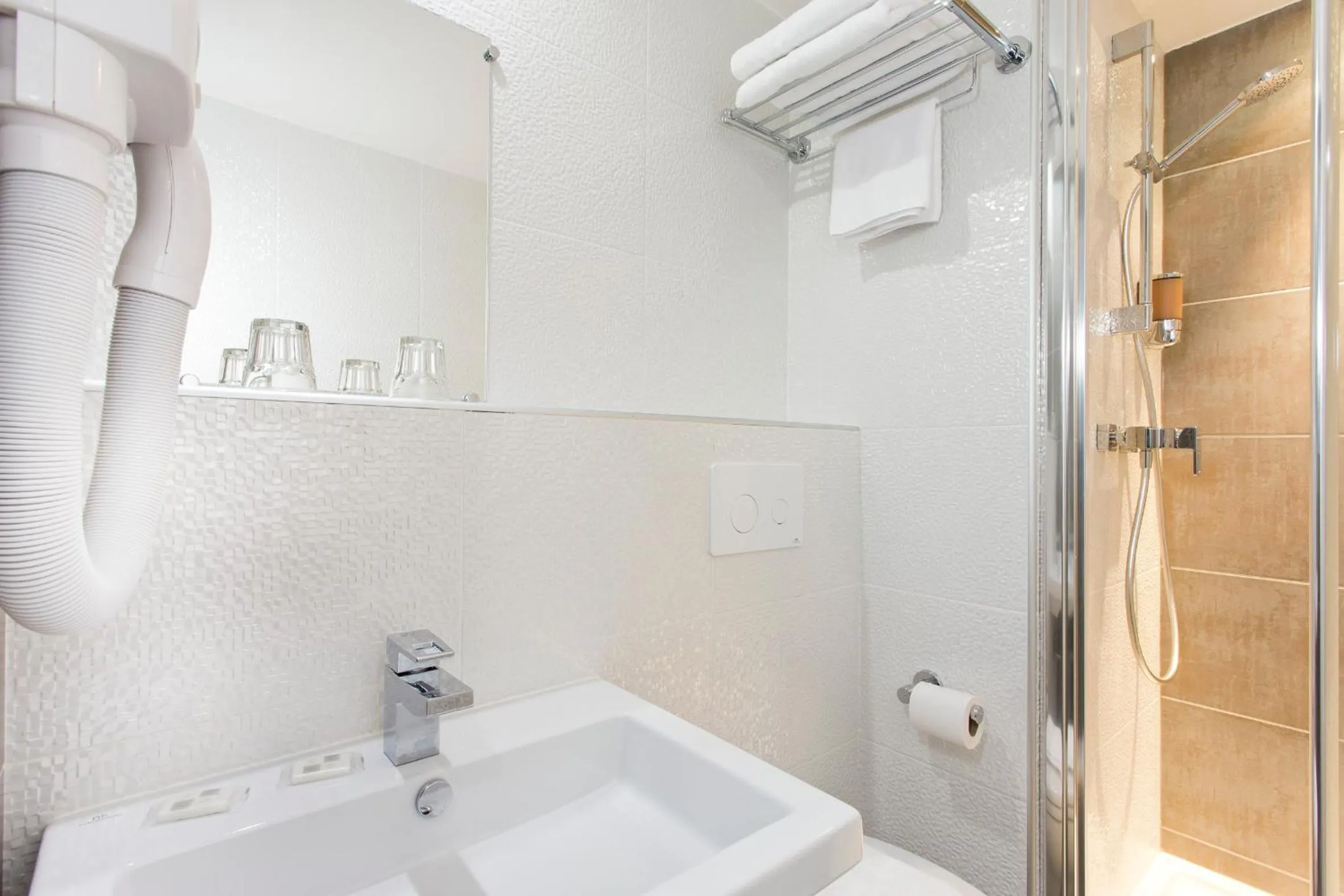 Bathroom in Hôtel des Pavillons