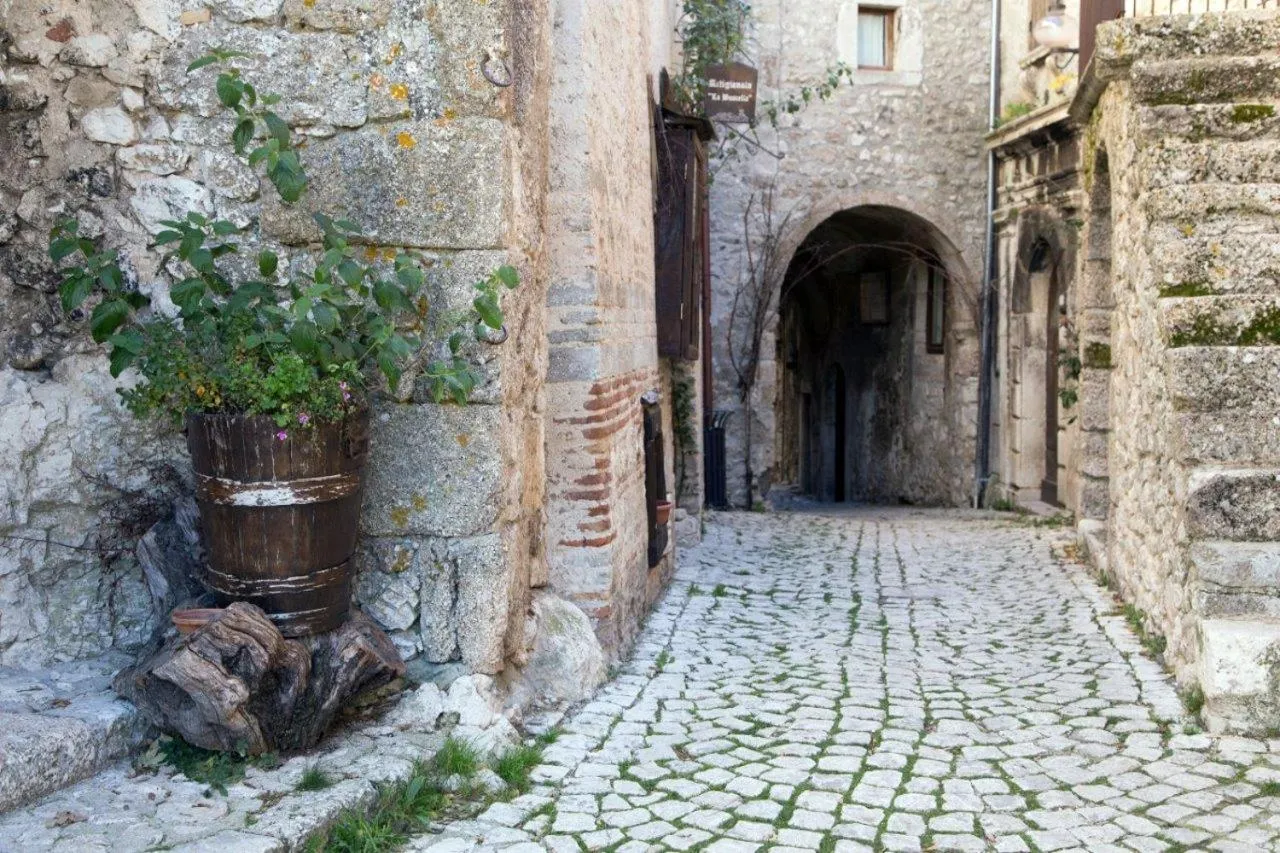 Street view in La Bifora e Le Lune Vico sotto gli archi 5