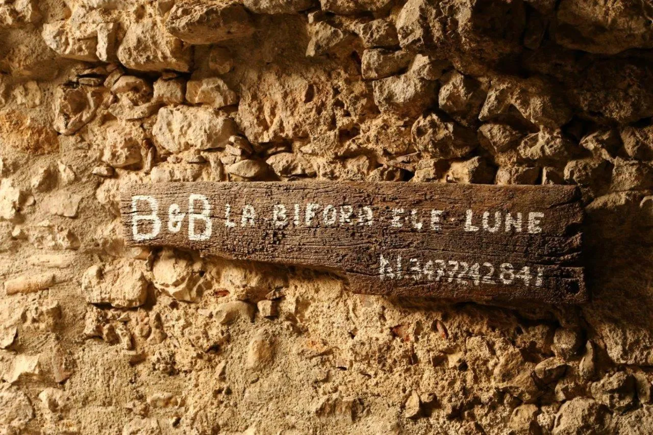 Property logo or sign in La Bifora e Le Lune Vico sotto gli archi 5