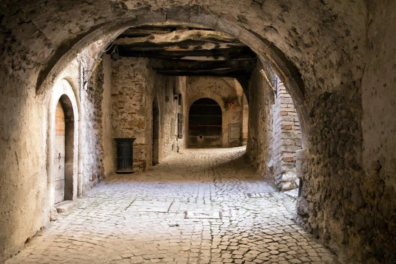 Street view in La Bifora e Le Lune Vico sotto gli archi 5