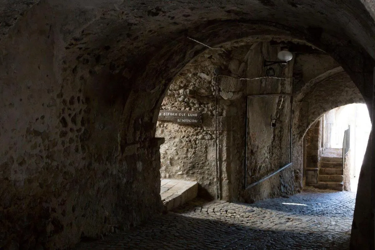 Street view in La Bifora e Le Lune Vico sotto gli archi 5