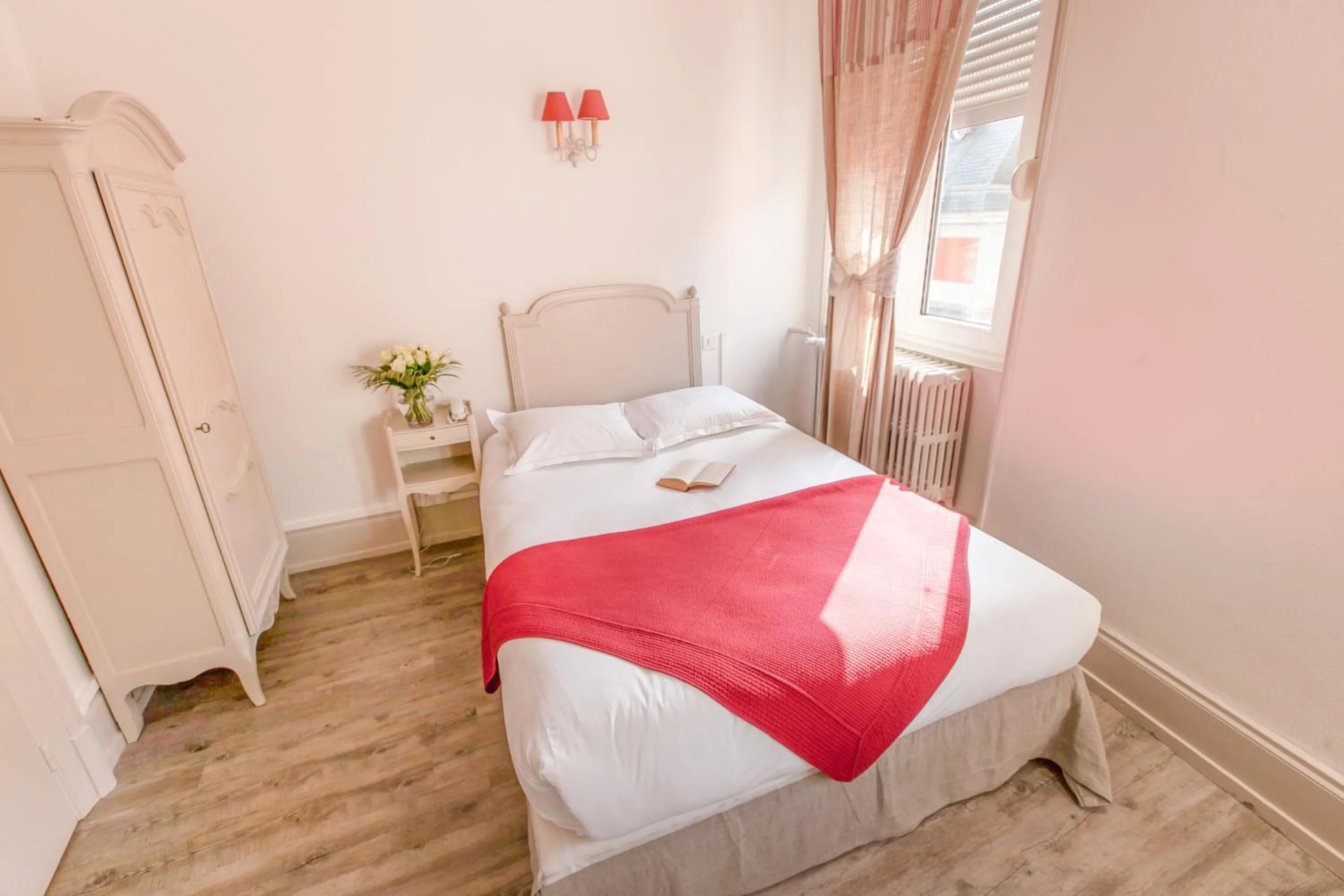 Bedroom, Bed in Brit Hotel Bristol Montbéliard Centre