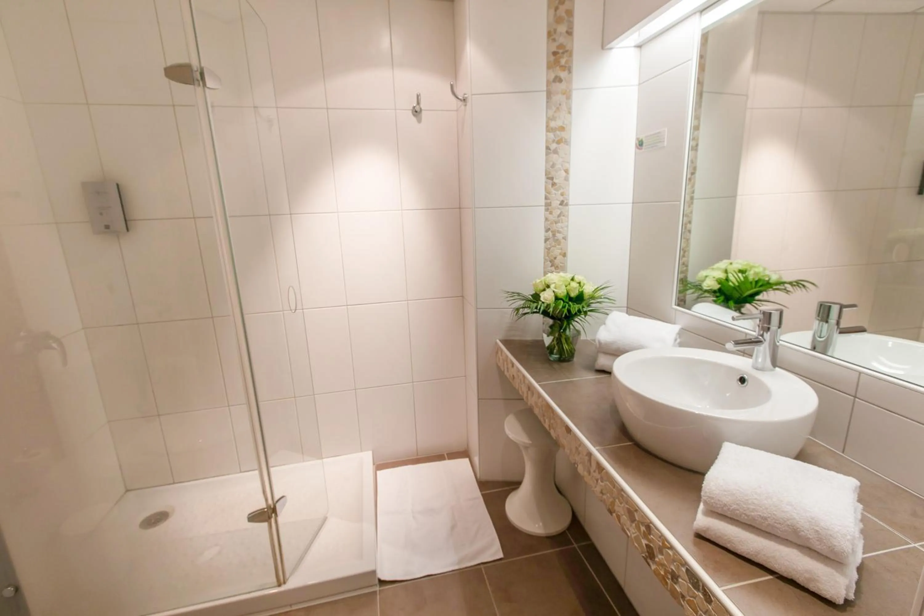 Bathroom in Brit Hotel Bristol Montbéliard Centre