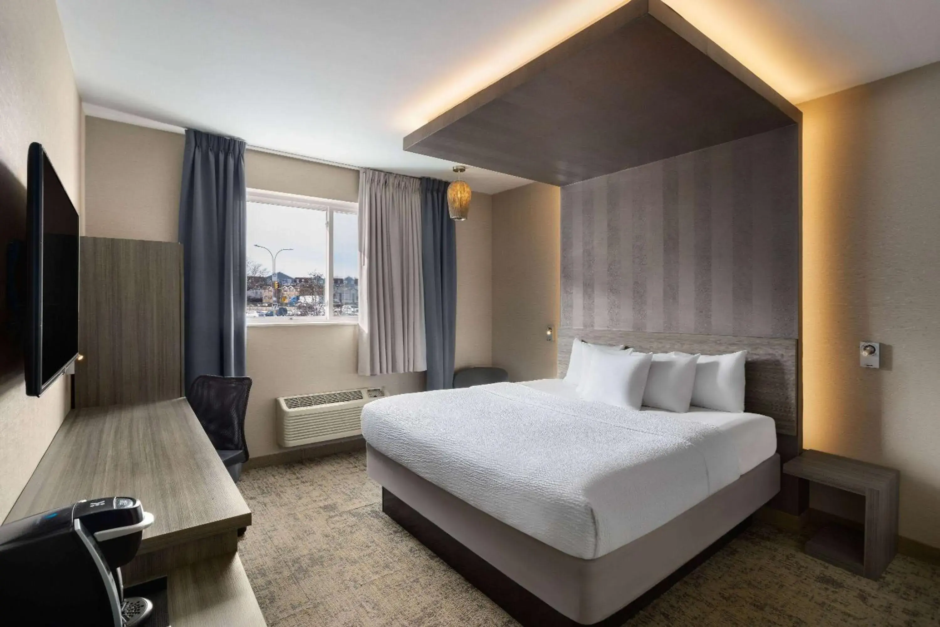 Bed in Ramada by Wyndham Bronx Bed in Ramada by Wyndham Bronx