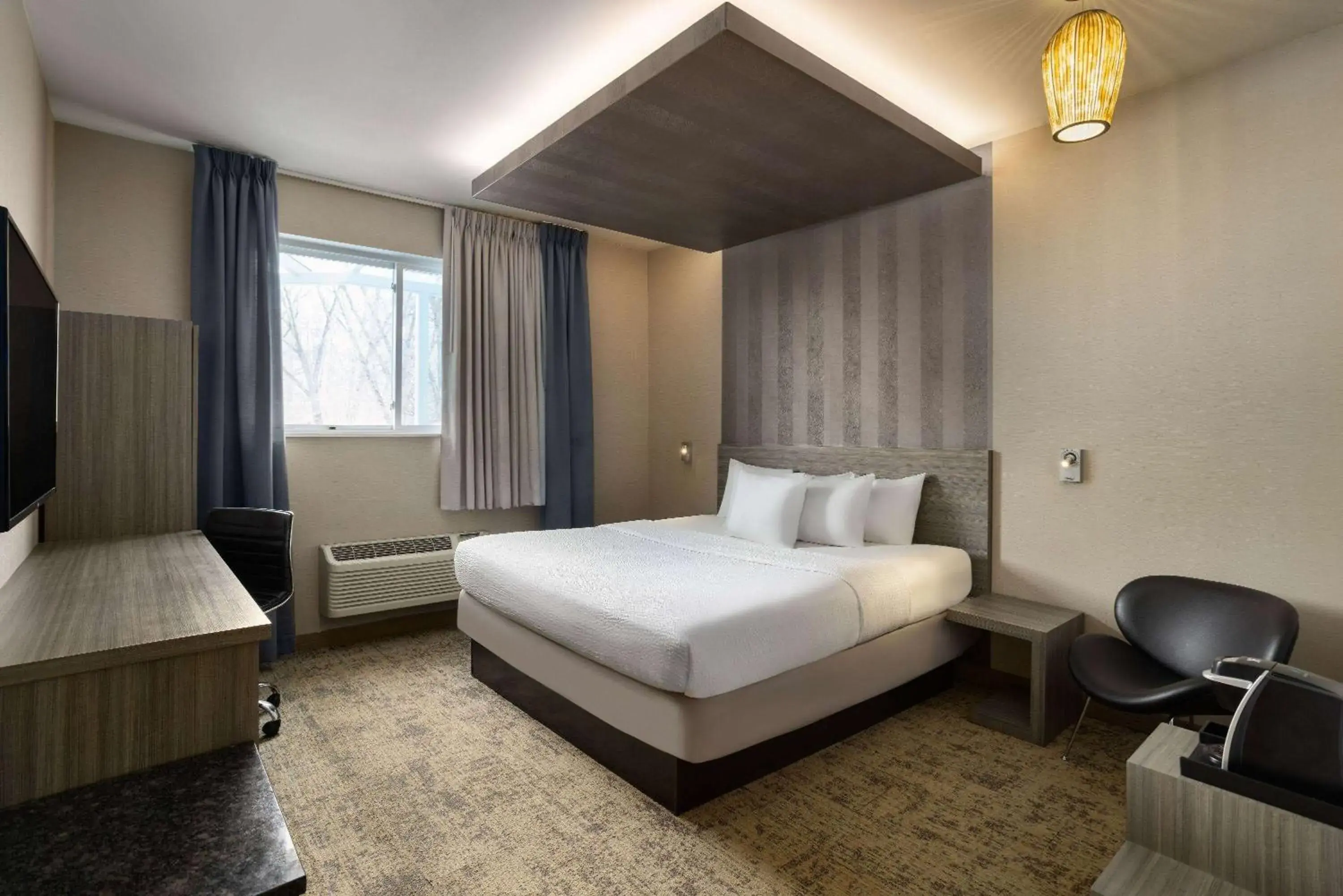 Bed in Ramada by Wyndham Bronx Bed in Ramada by Wyndham Bronx