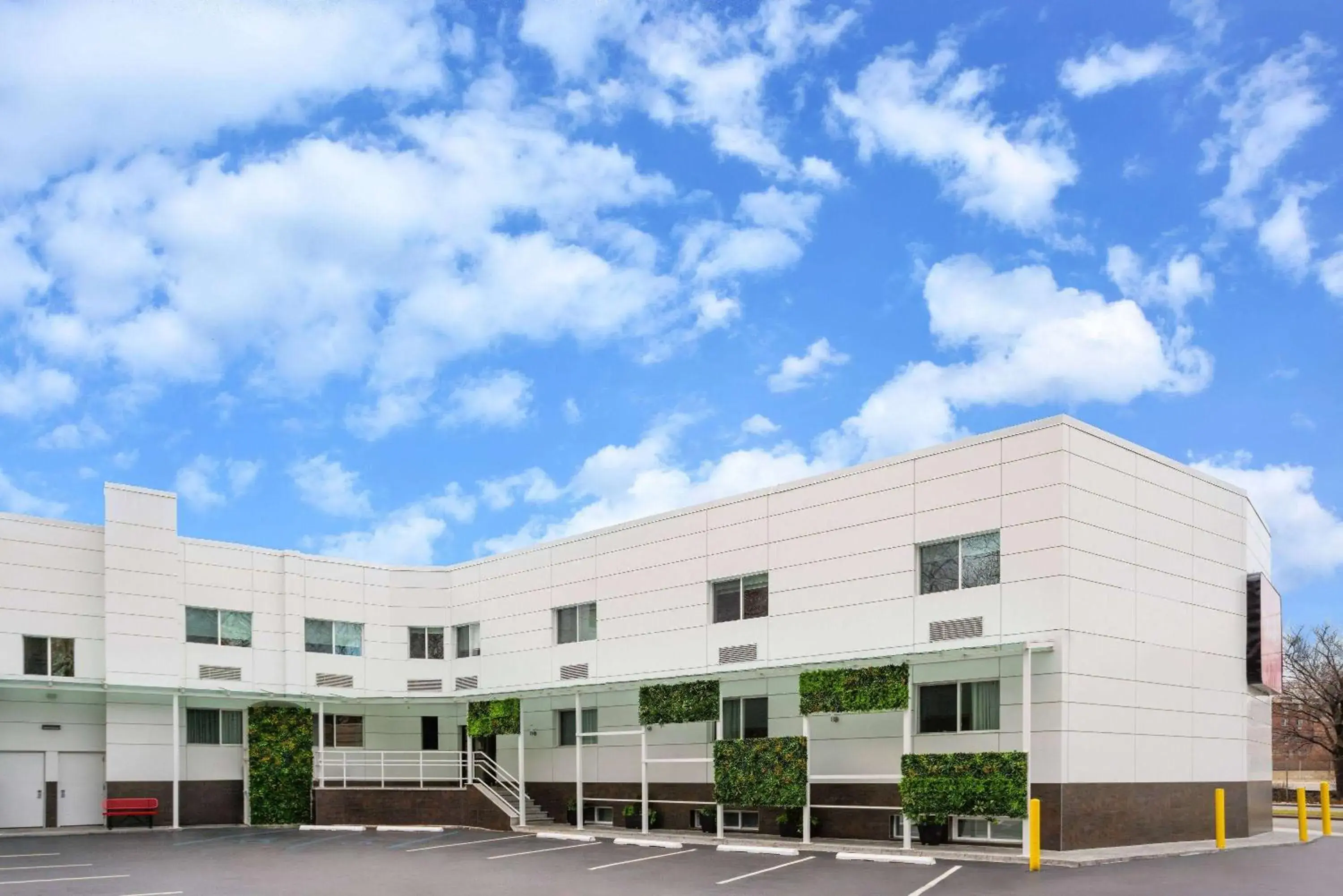 Property building in Ramada by Wyndham Bronx Property building in Ramada by Wyndham Bronx