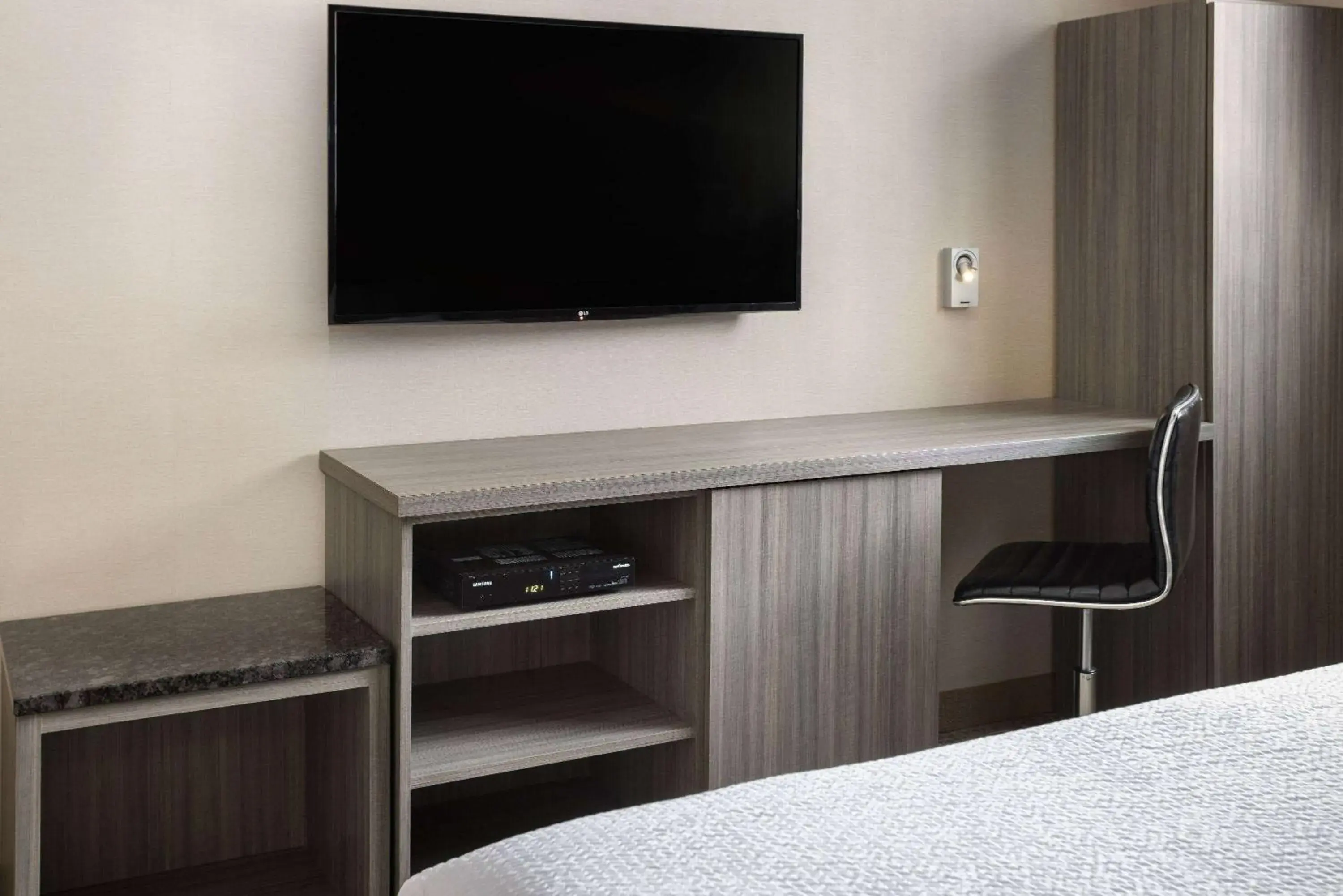 Bed in Ramada by Wyndham Bronx Bed in Ramada by Wyndham Bronx
