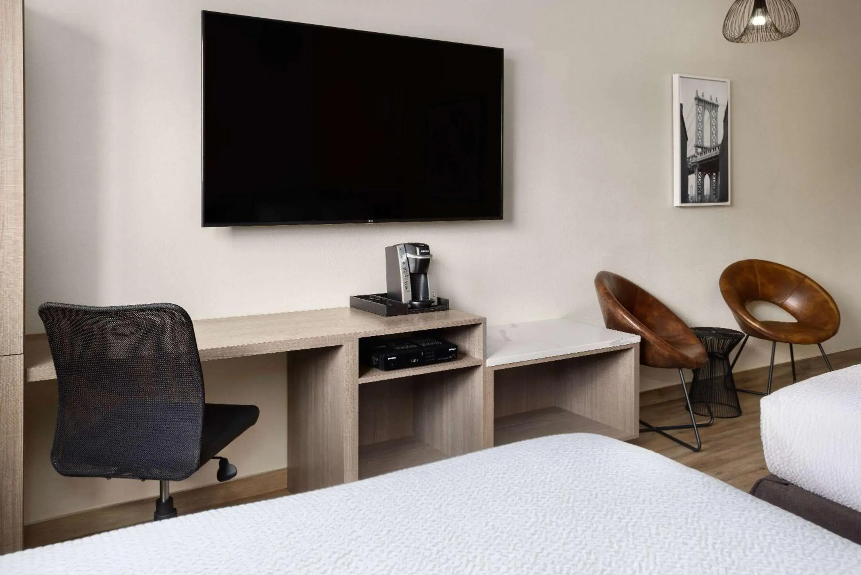 TV and multimedia, Bed in Ramada by Wyndham Bronx TV and multimedia, Bed in Ramada by Wyndham Bronx