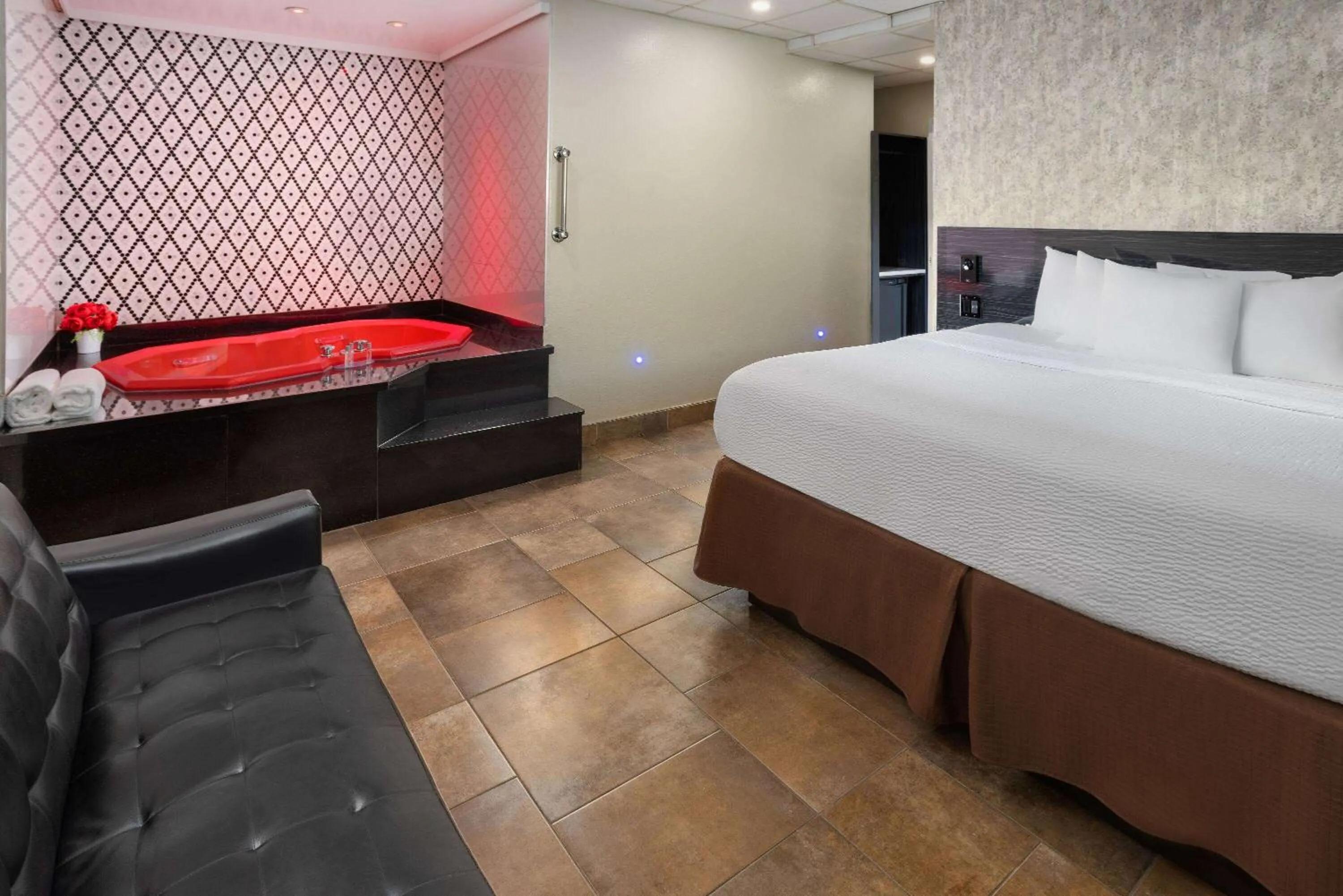 Hot Tub, Bed in Ramada by Wyndham Bronx