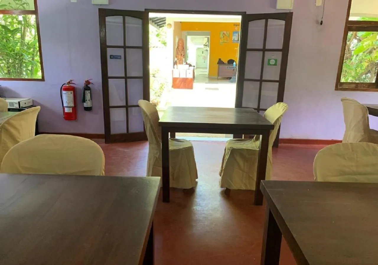 Restaurant/places to eat in Palm Beach Inn & Sea Shells Cabanas