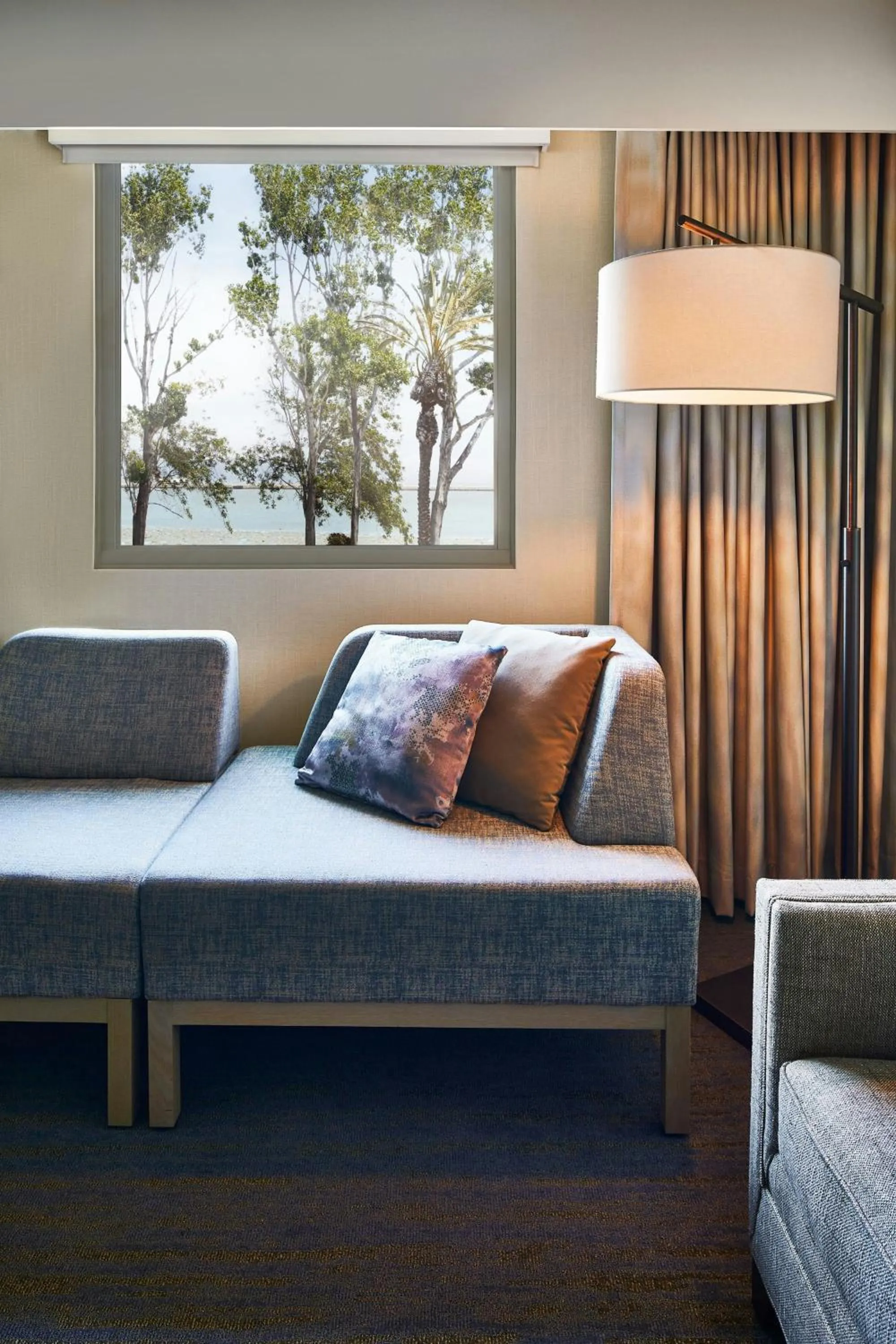 Living room, Bed in The Westin San Francisco Airport