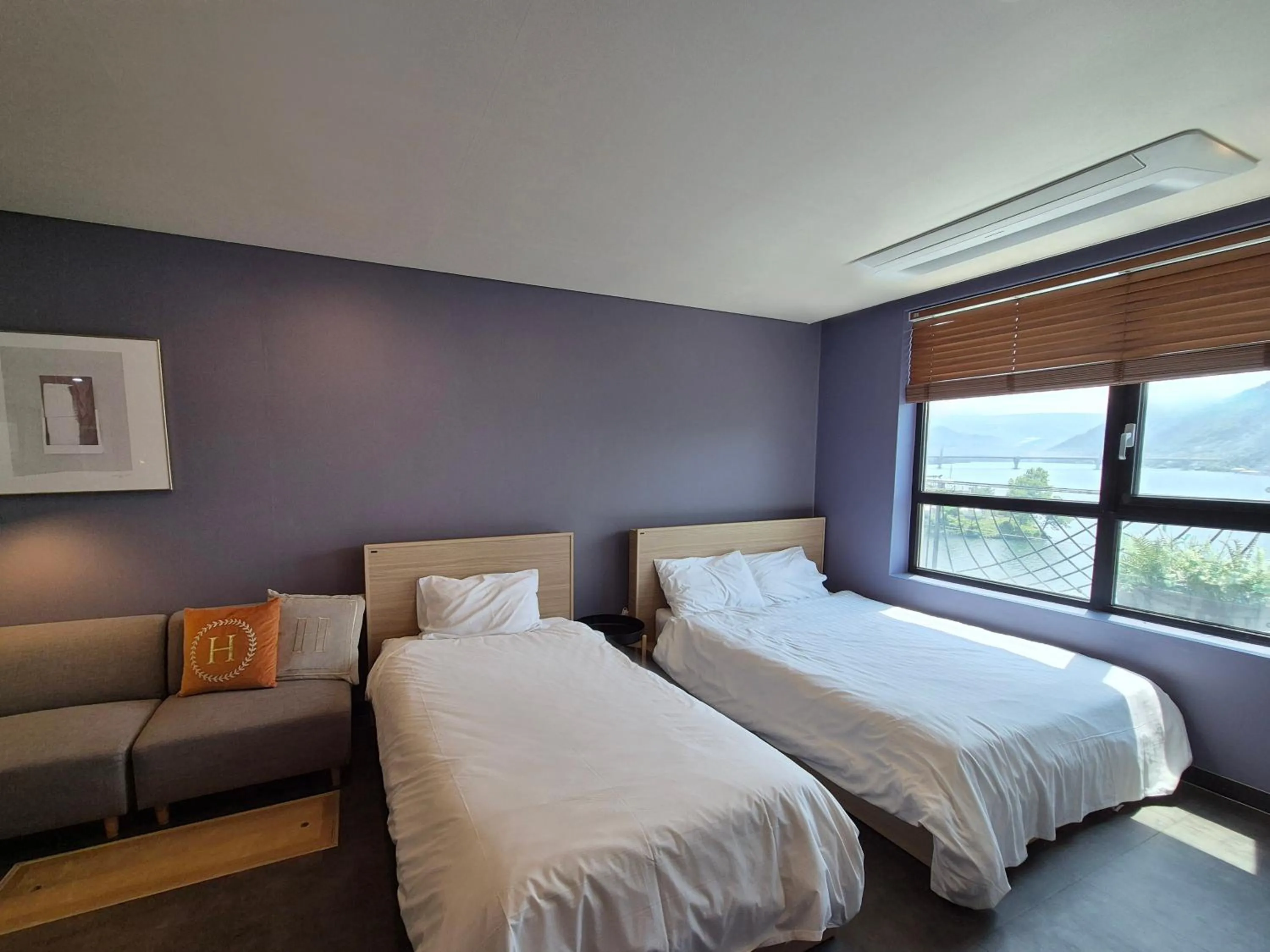 Bedroom, Bed in Interlaken Stay