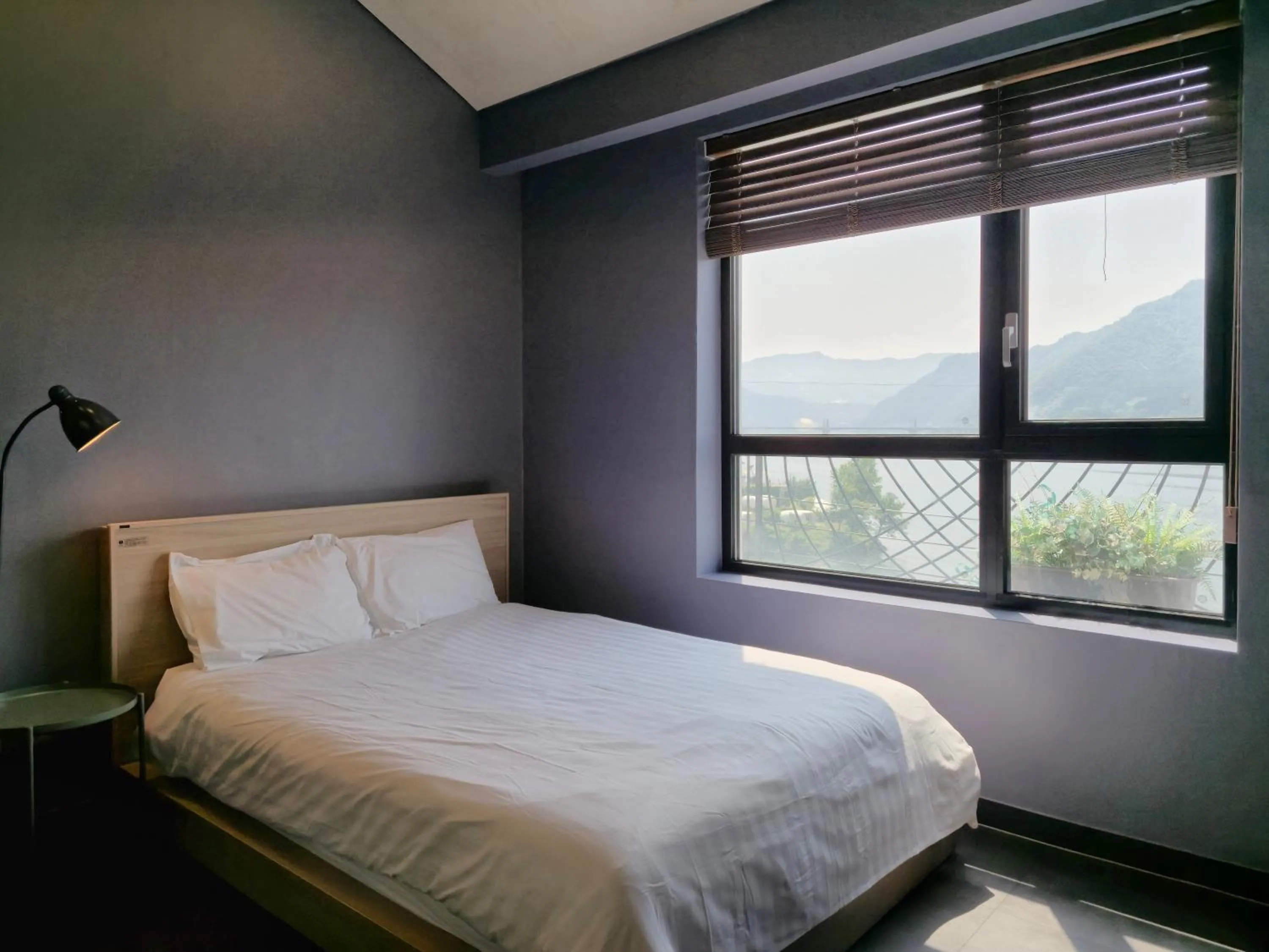 Lake view, Bed in Interlaken Stay