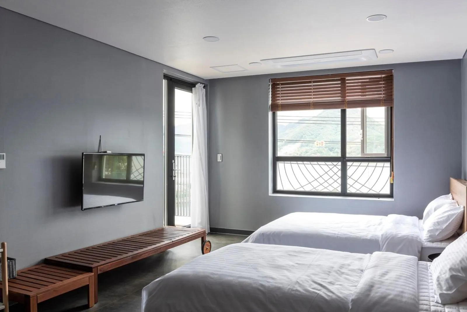 Photo of the whole room, Bed in Interlaken Stay