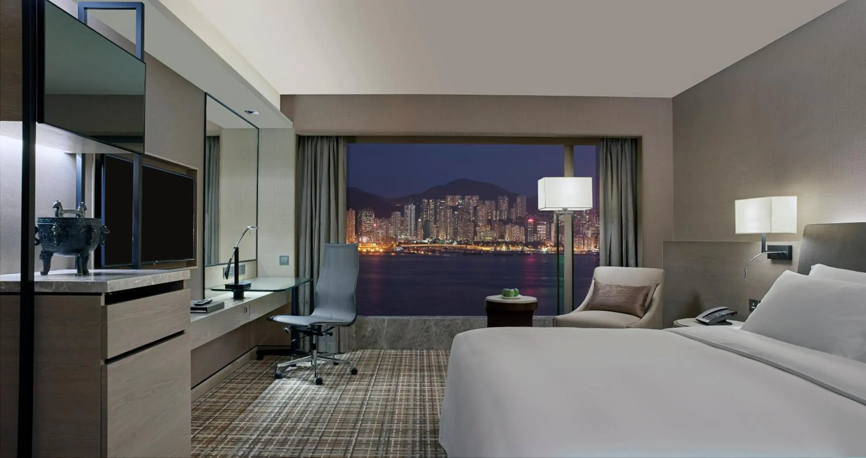 Photo of the whole room, Bed in New World Millennium Hong Kong Hotel Photo of the whole room, Bed in New World Millennium Hong Kong Hotel