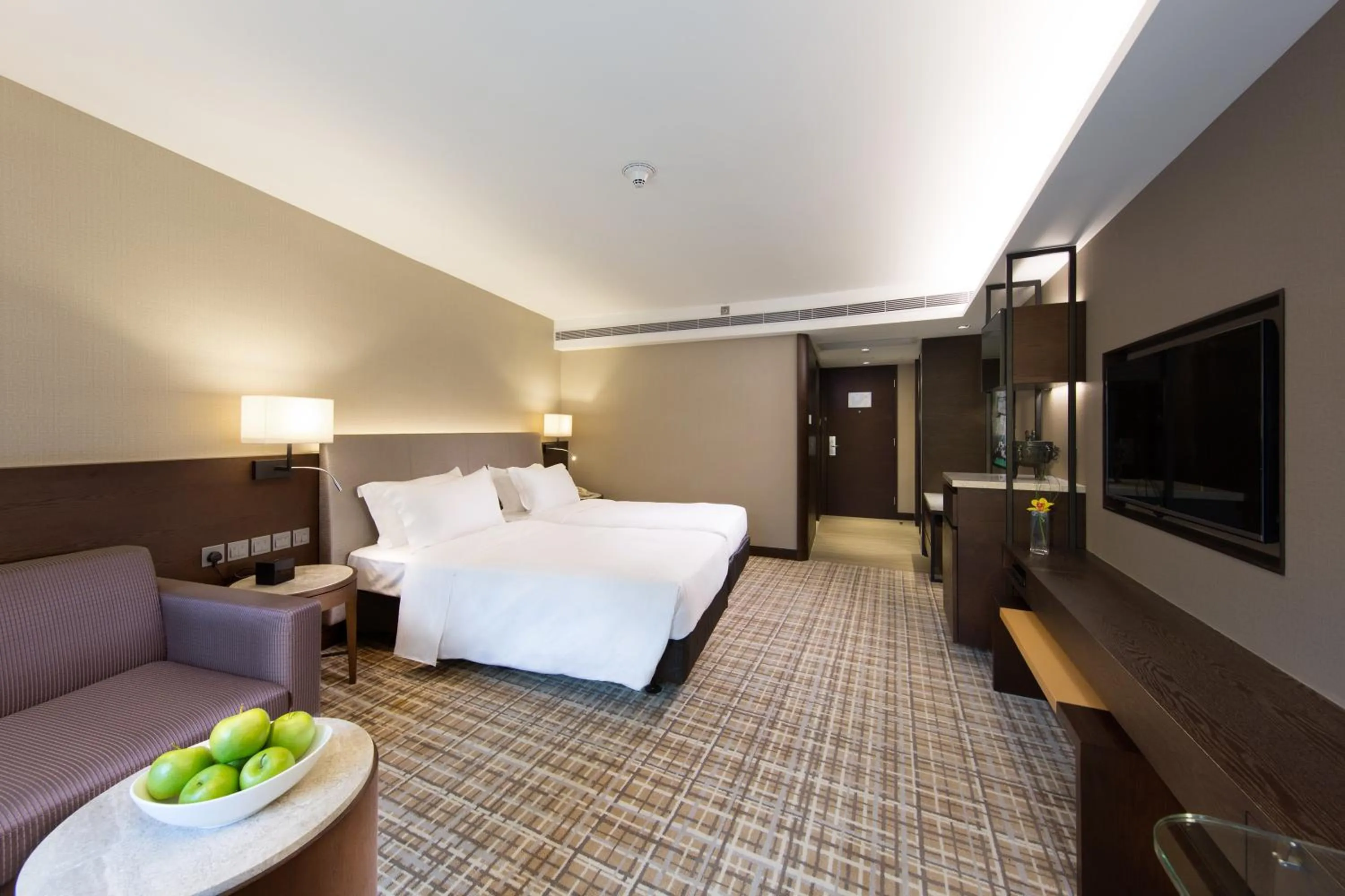 Photo of the whole room, Bed in New World Millennium Hong Kong Hotel