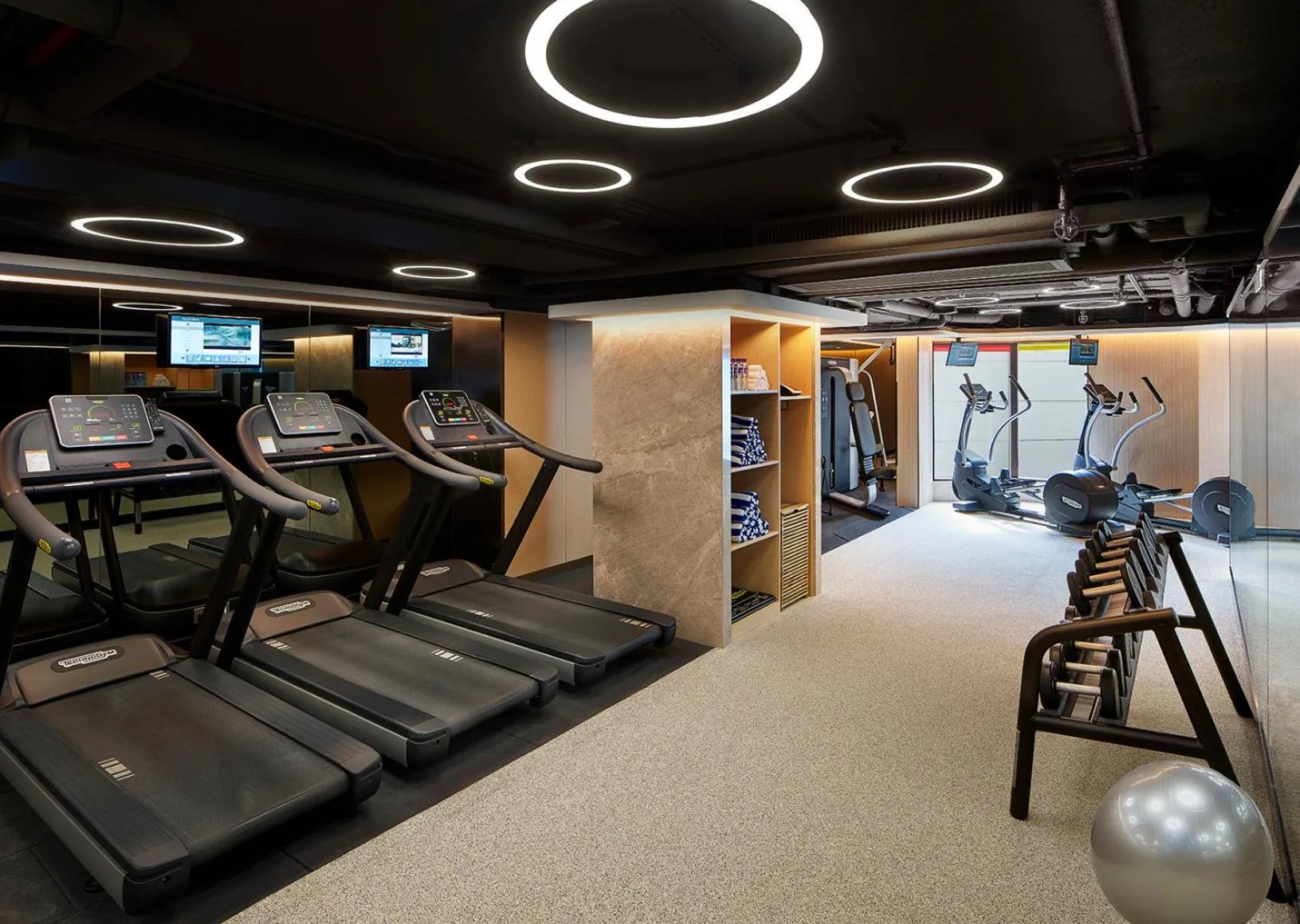Fitness centre/facilities in New World Millennium Hong Kong Hotel