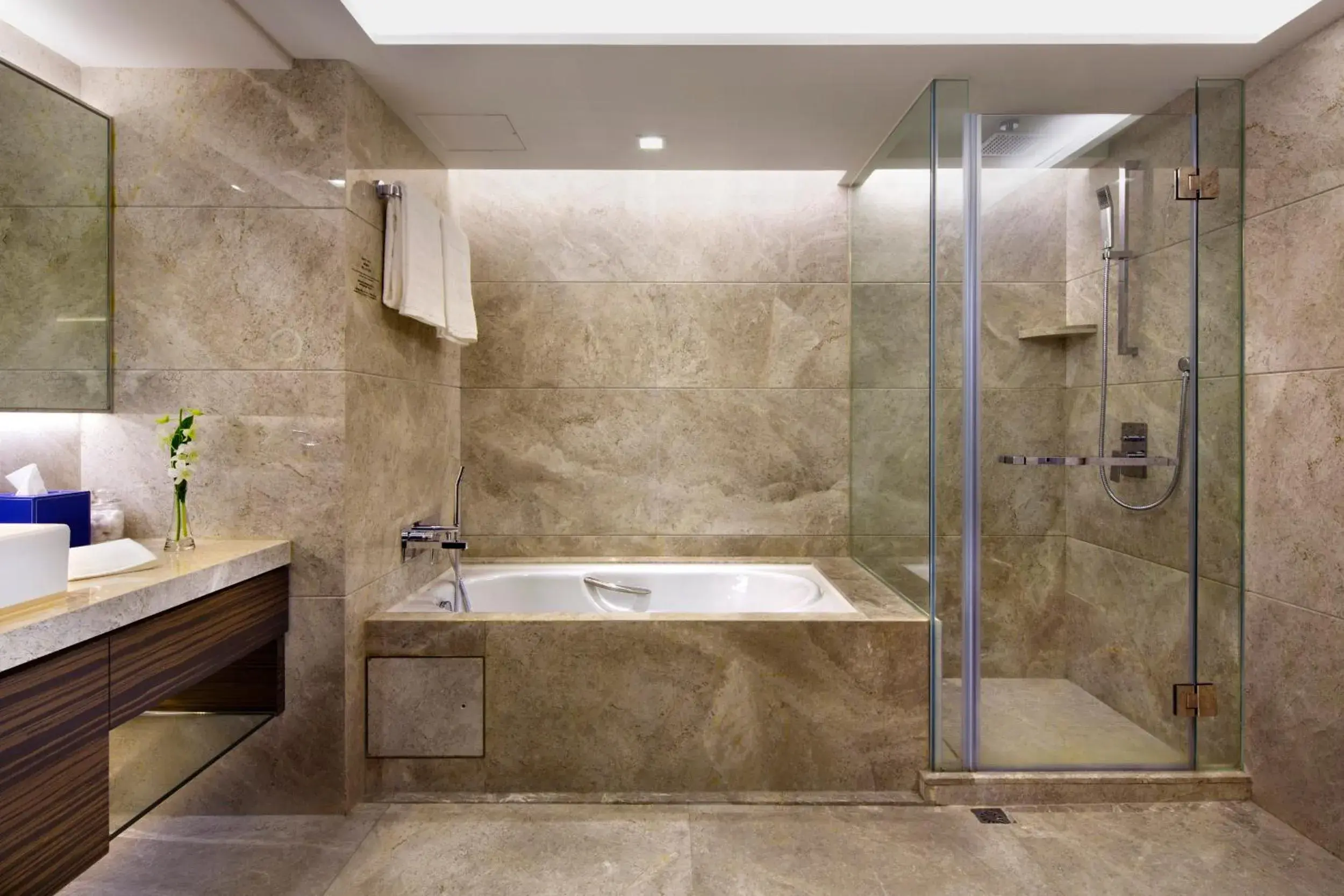 Elite Harbor View Room with Executive Lounge Access in New World Millennium Hong Kong Hotel Elite Harbor View Room with Executive Lounge Access in New World Millennium Hong Kong Hotel