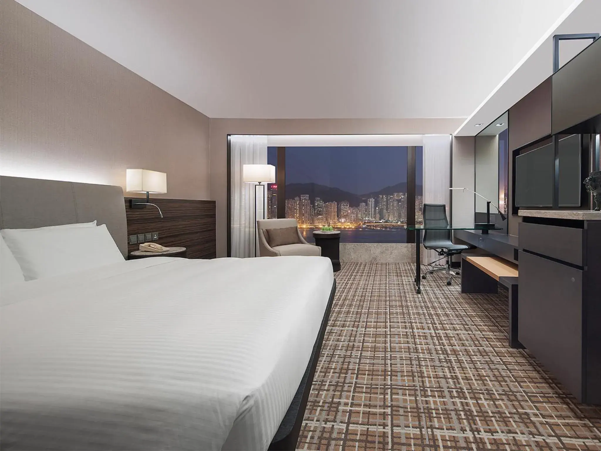 Sea view, Bed in New World Millennium Hong Kong Hotel Sea view, Bed in New World Millennium Hong Kong Hotel