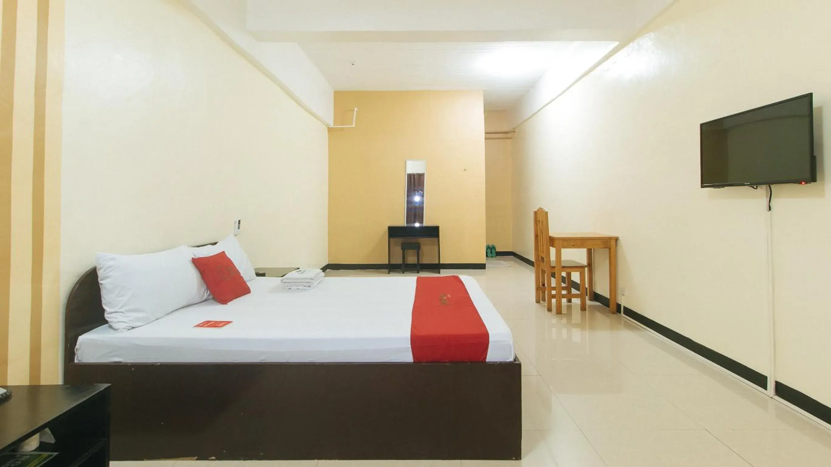 TV and multimedia, Bed in RedDoorz near SM City Muntinlupa TV and multimedia, Bed in RedDoorz near SM City Muntinlupa