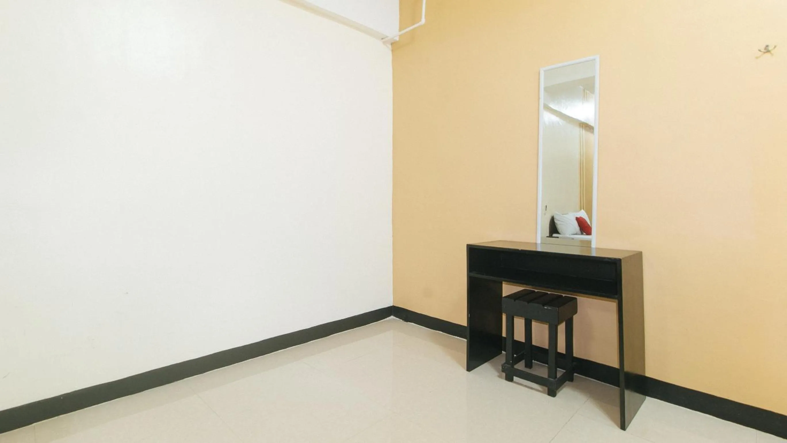 hair dresser in RedDoorz near SM City Muntinlupa