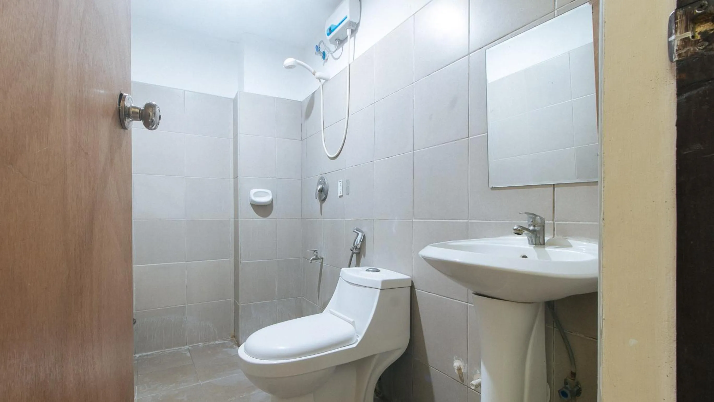 Toilet in RedDoorz near SM City Muntinlupa