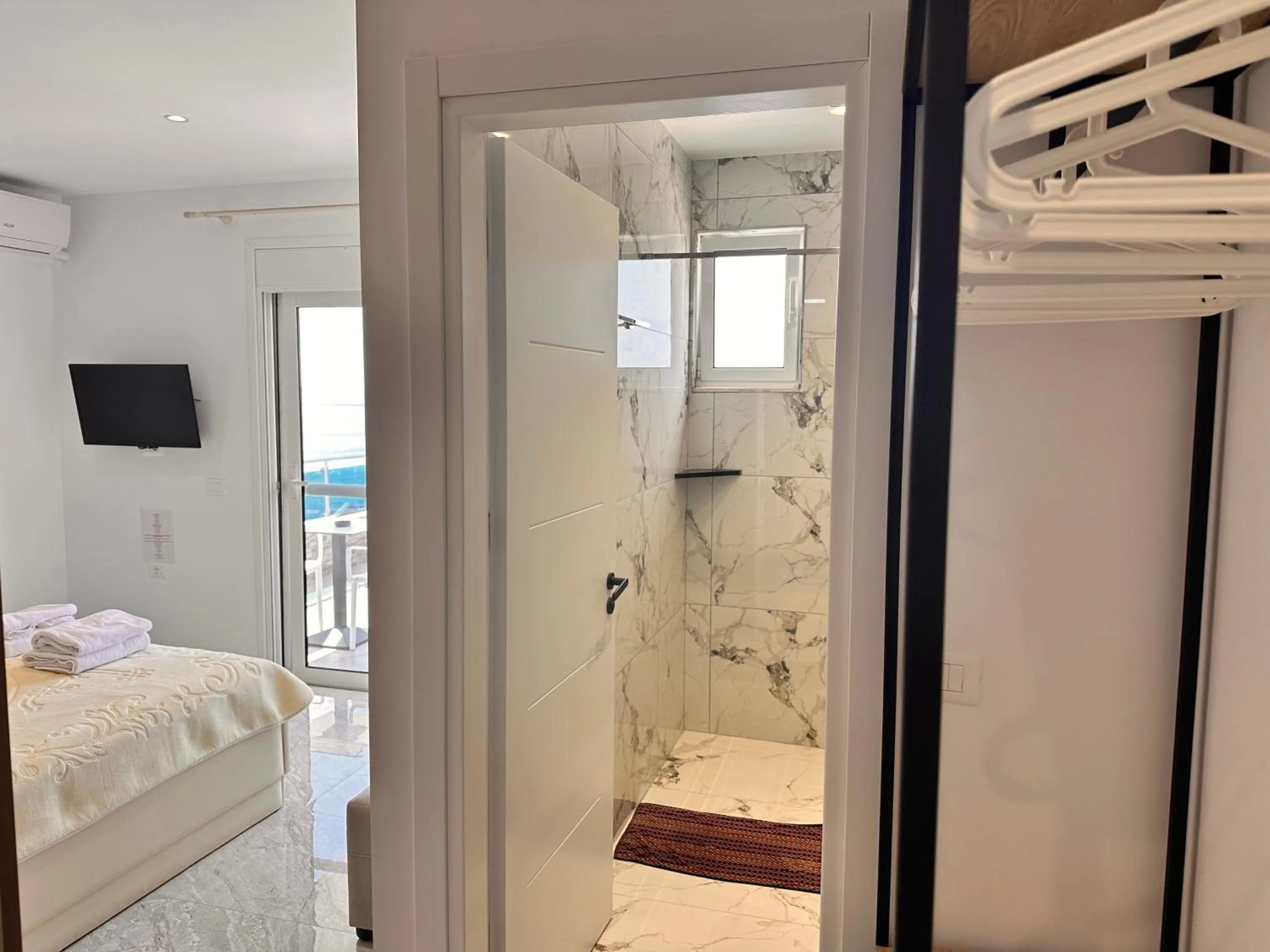 Bathroom, Bed in Hotel Bella Vista