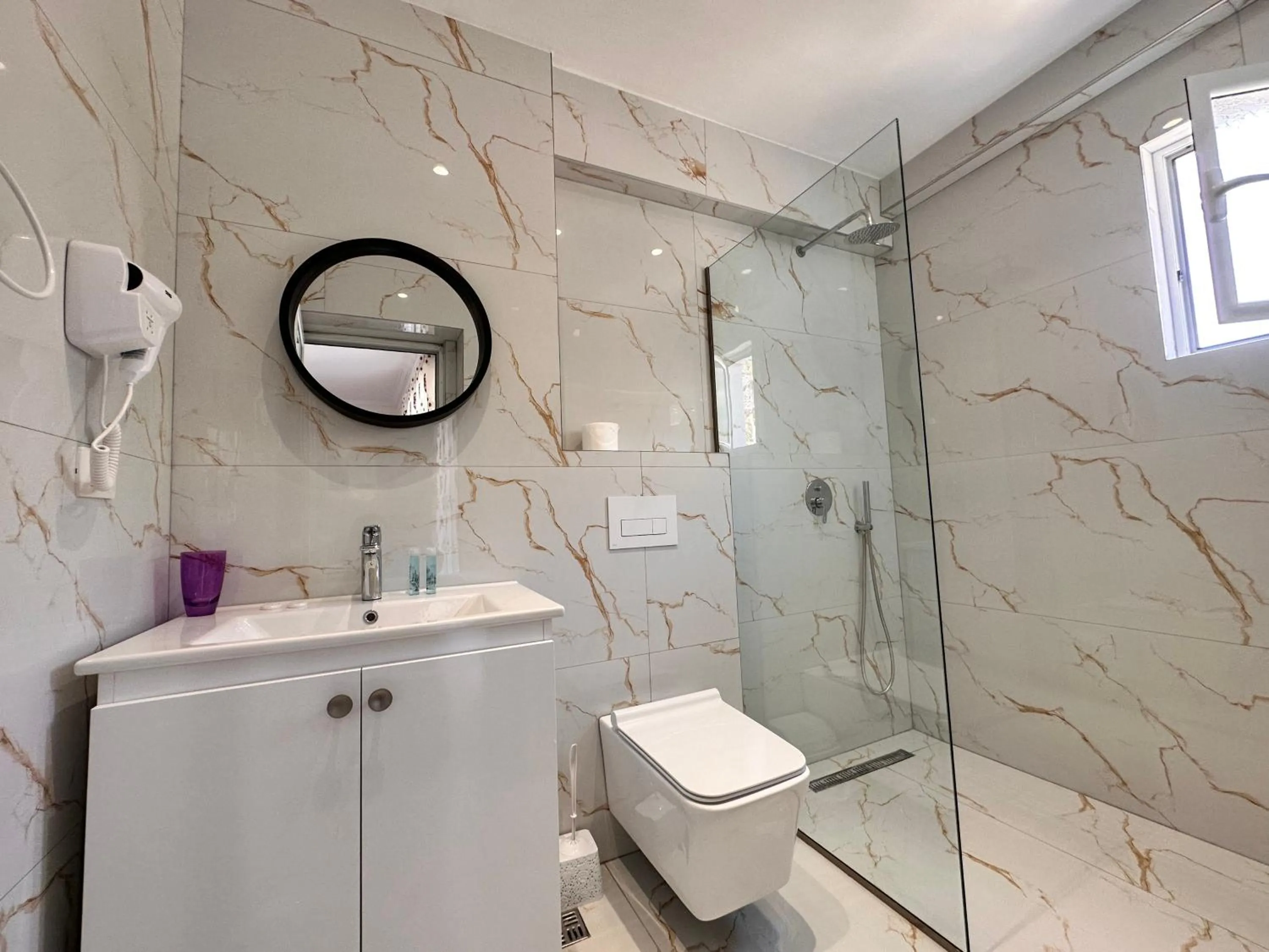 Shower in Hotel Bella Vista