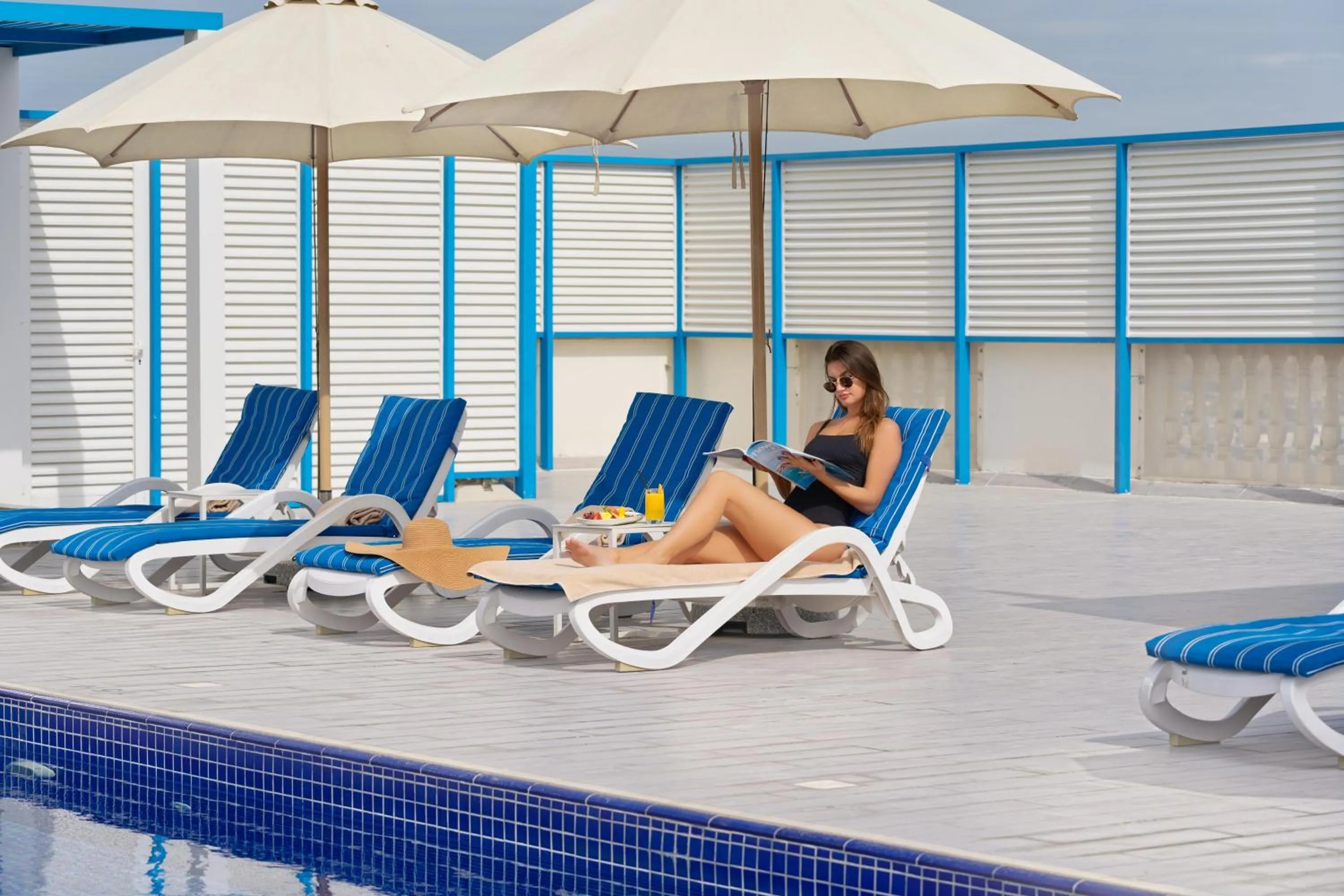 Swimming pool in JA The Manor Hotel, Dubai