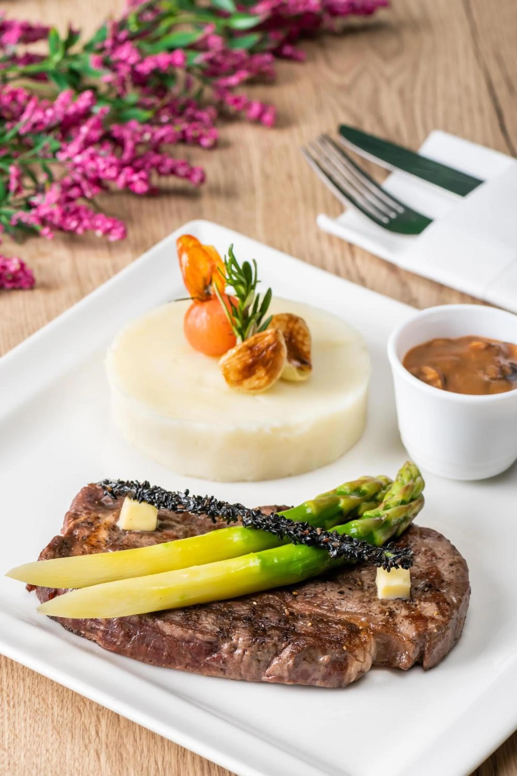 Restaurant/places to eat in JA The Manor Hotel, Dubai