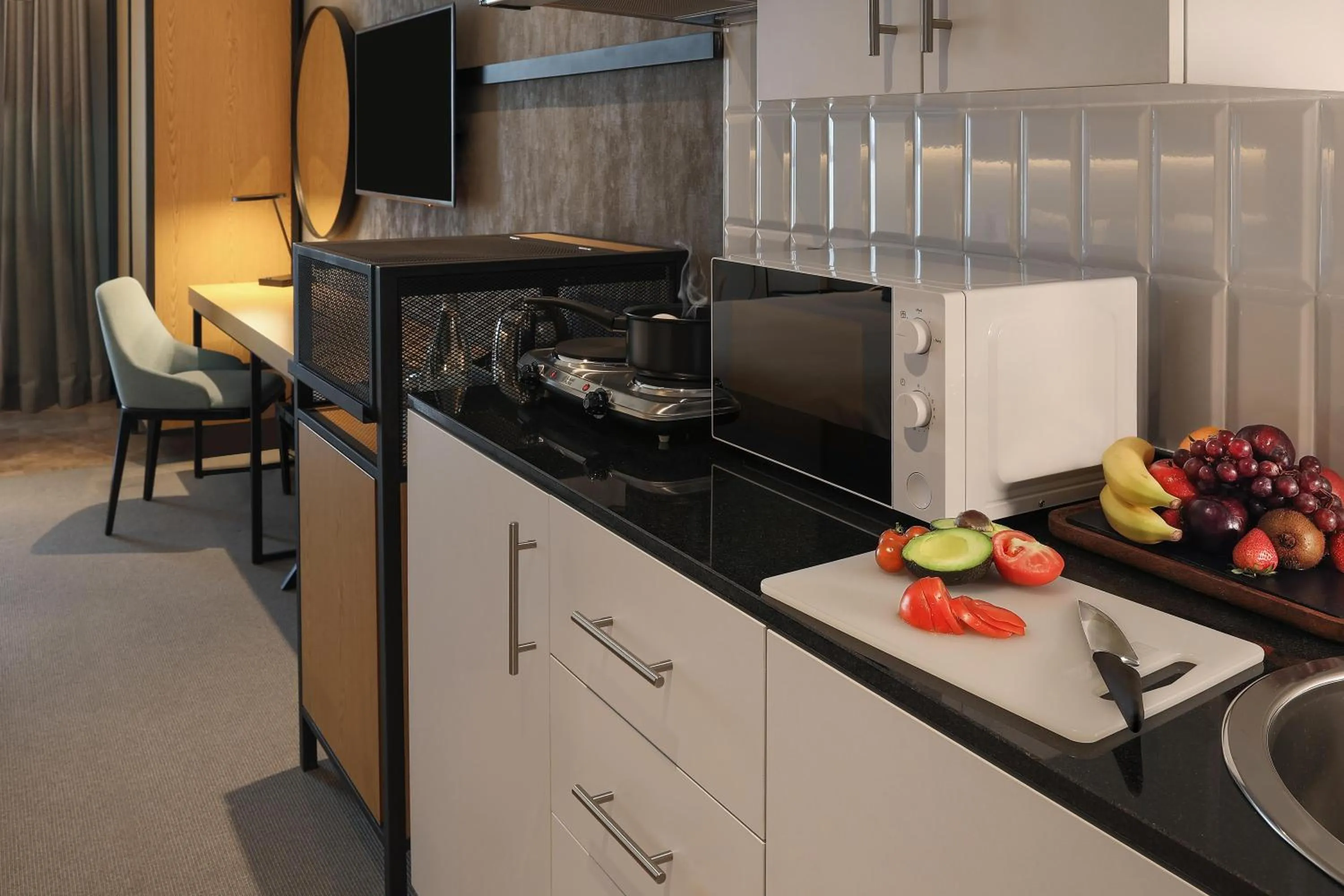 Kitchen or kitchenette in JA The Manor Hotel, Dubai