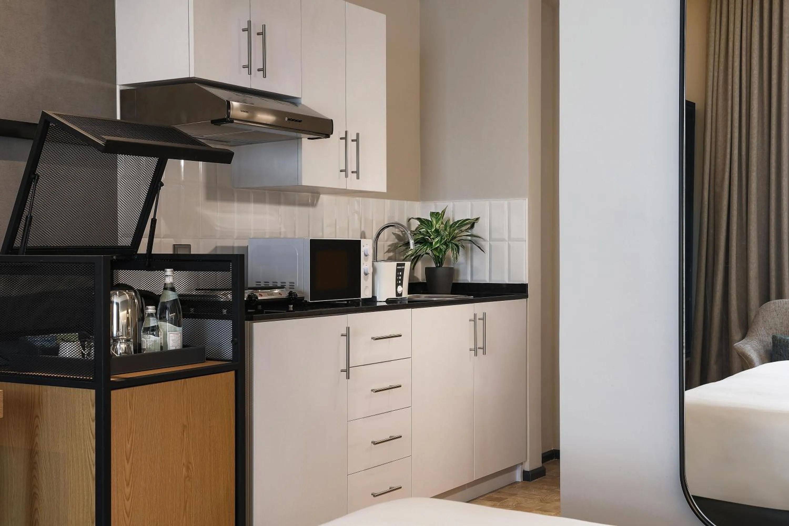 Kitchen or kitchenette in JA The Manor Hotel, Dubai