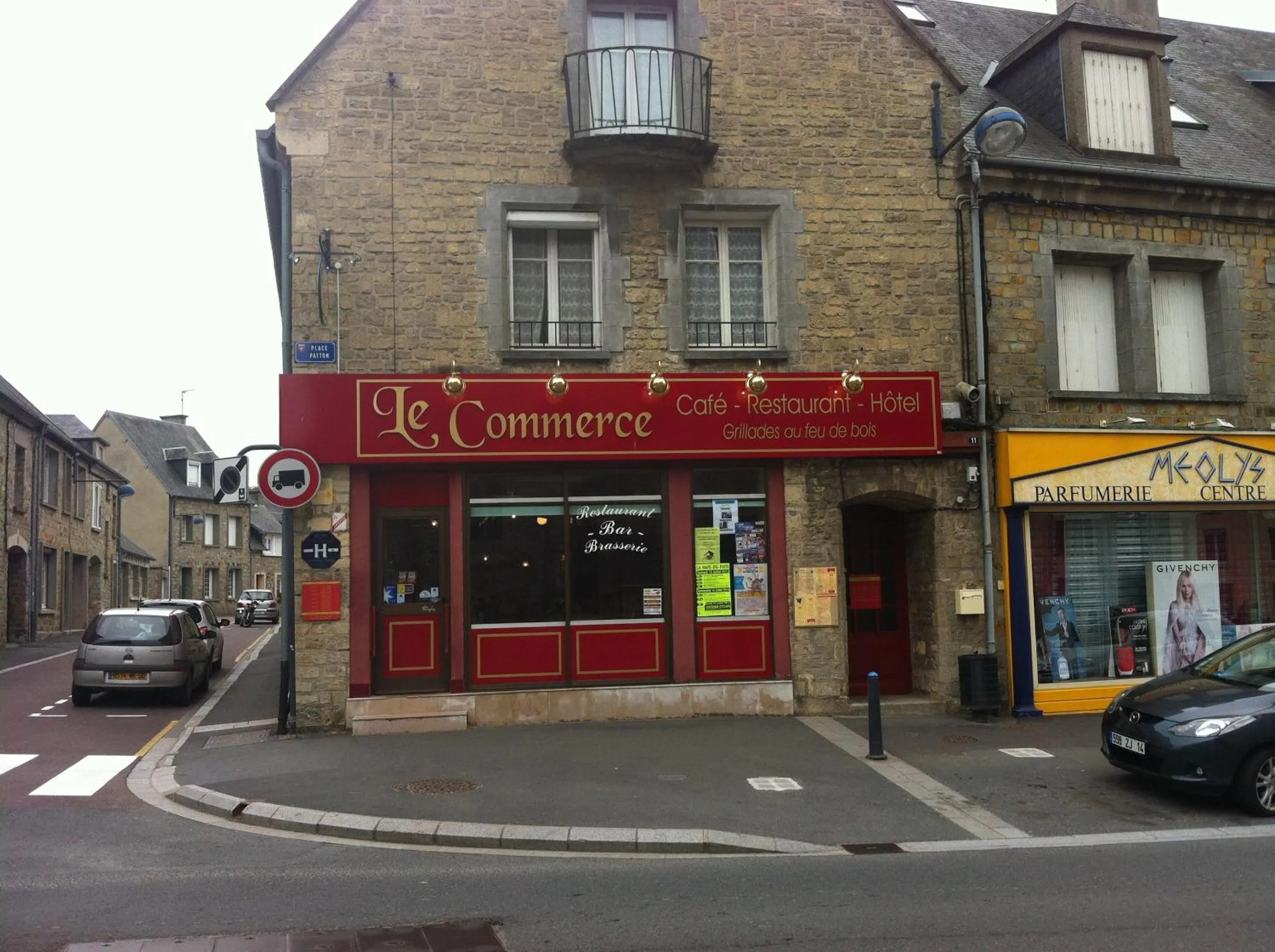Facade/entrance in Le Commerce