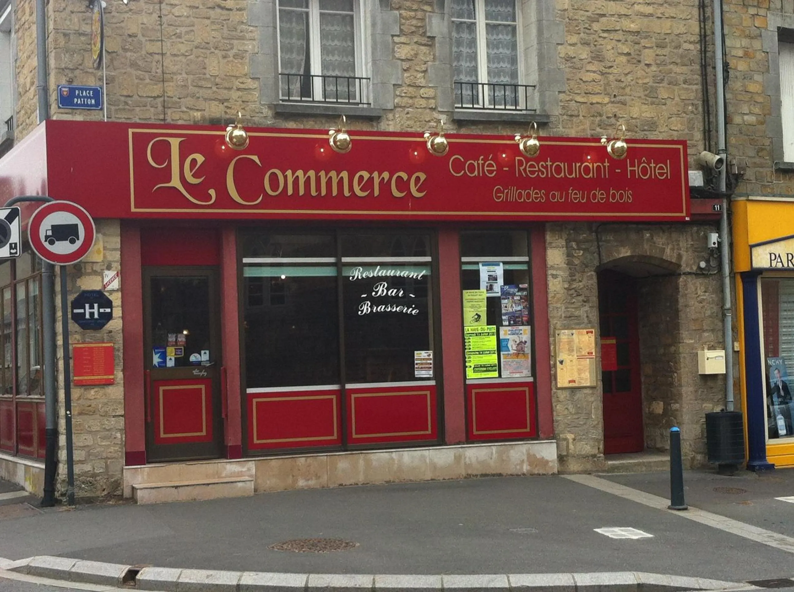 Facade/entrance in Le Commerce